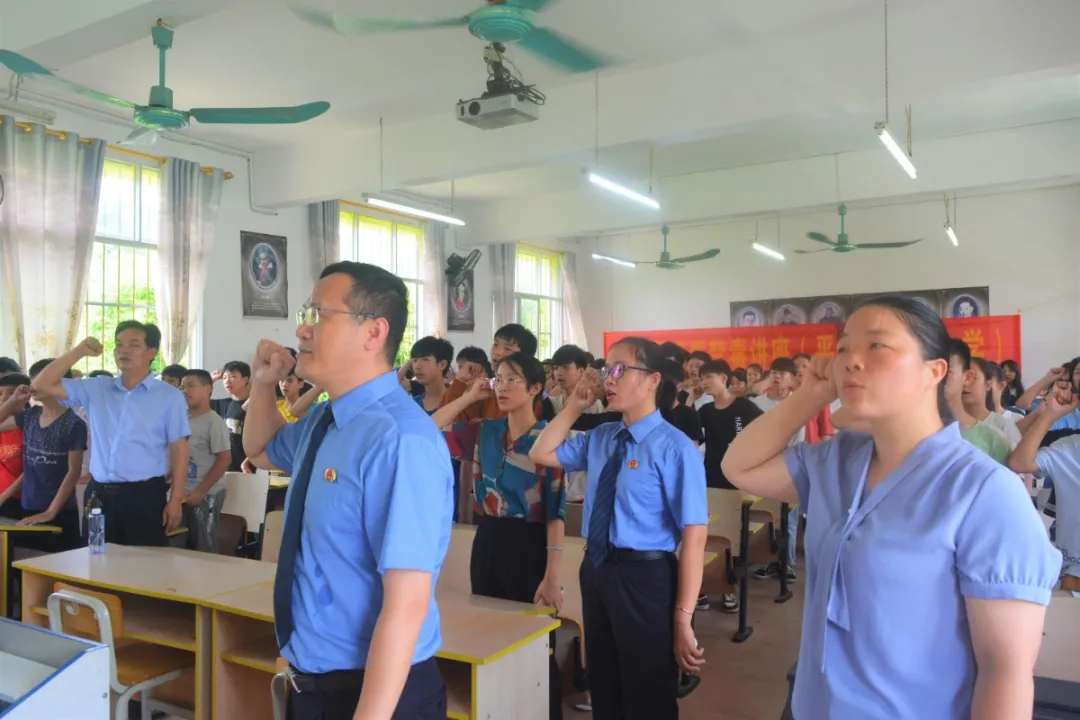 <藤检微第622期>我为群众办实事|检察长化身普法卫士,为青少年筑起“防火墙”