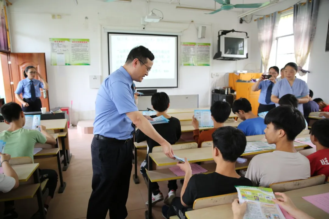 <藤检微第622期>我为群众办实事|检察长化身普法卫士,为青少年筑起“防火墙”