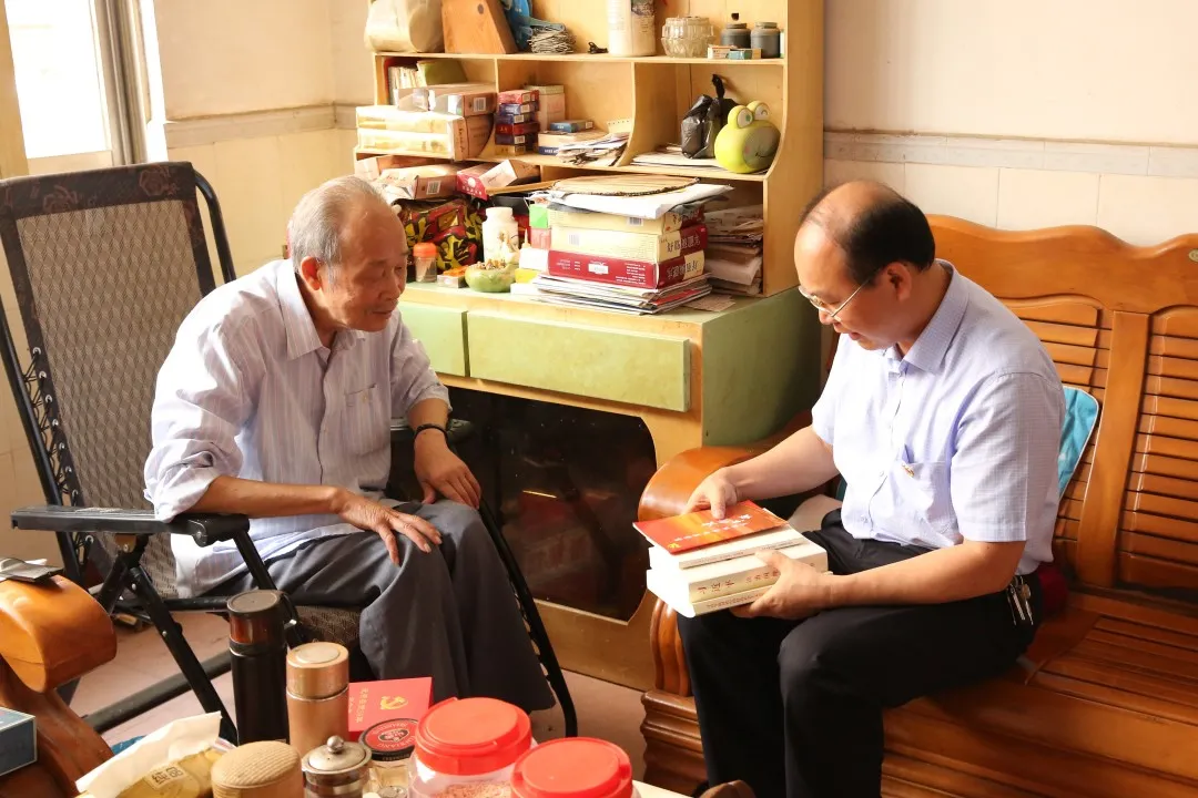 <藤检微第634期>誓言筑检魂 慰问送关怀——藤县人民检察院开展系列活动庆祝建党100周年