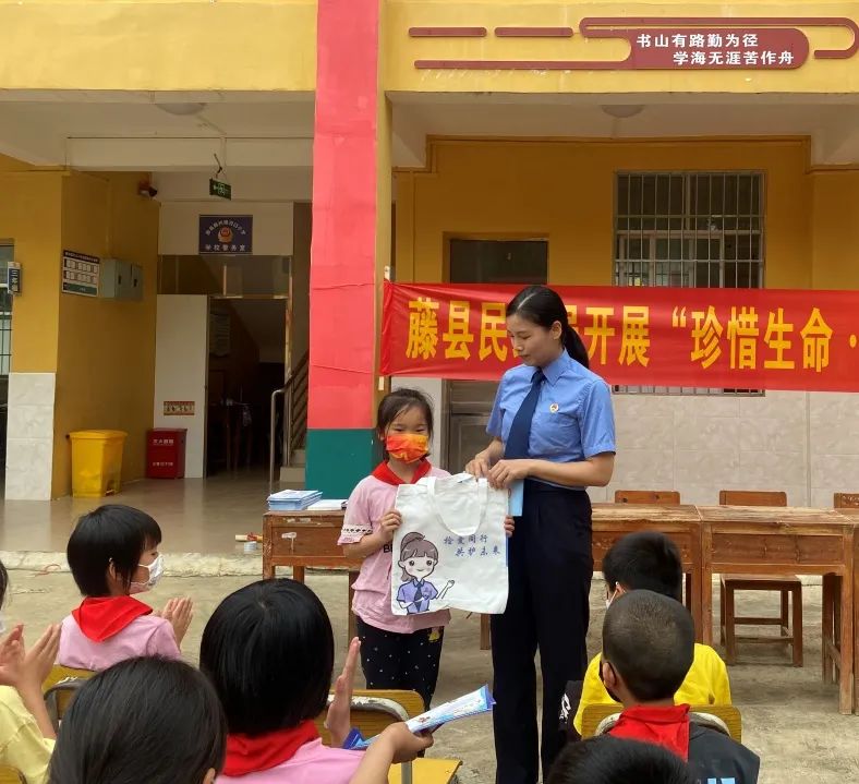 <藤检微第761期>携手普法守护“未”来的你——藤县多部门联合开展防性侵普法专项活动