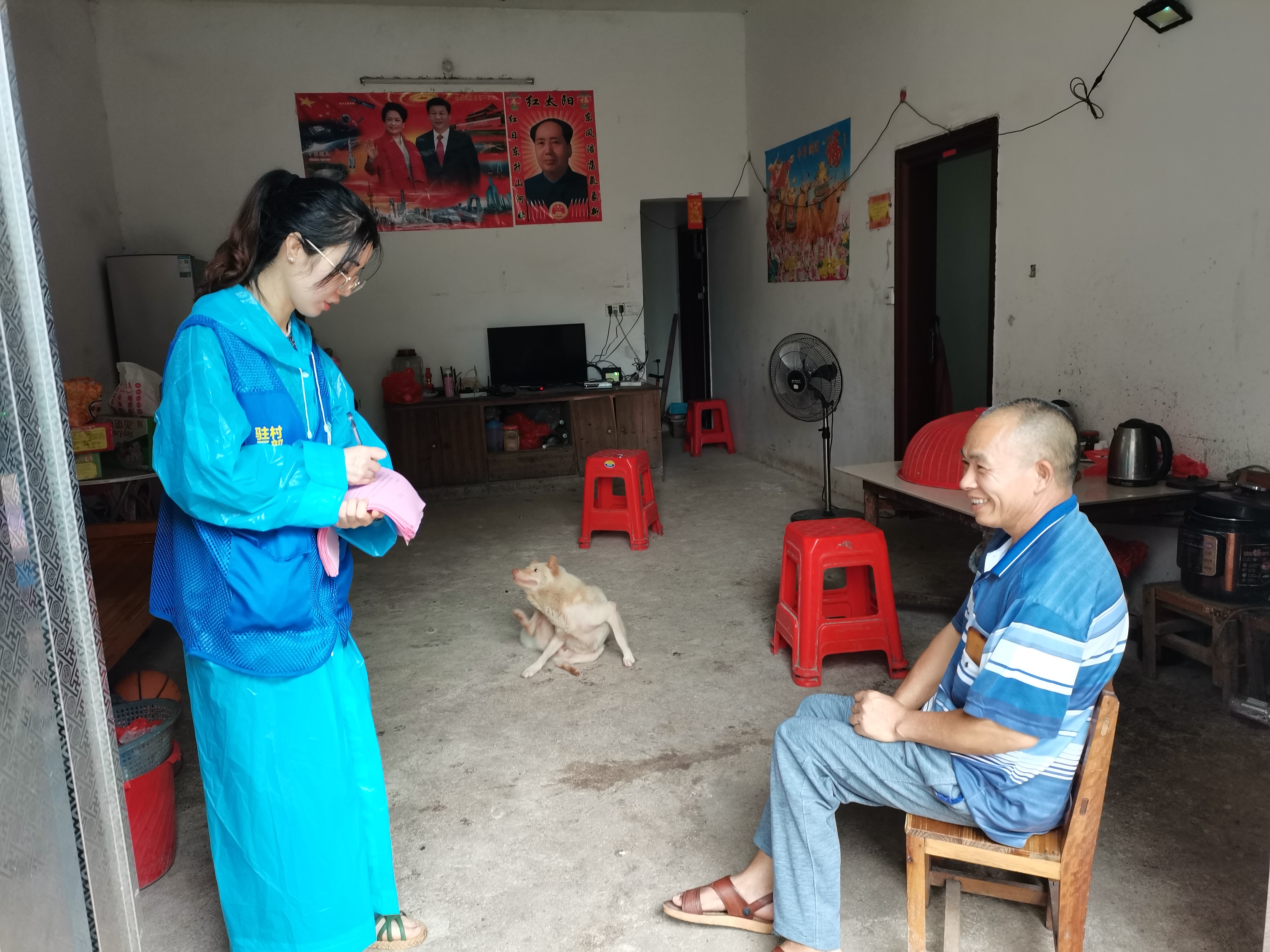 黄宏娜发放防汛资料.jpg