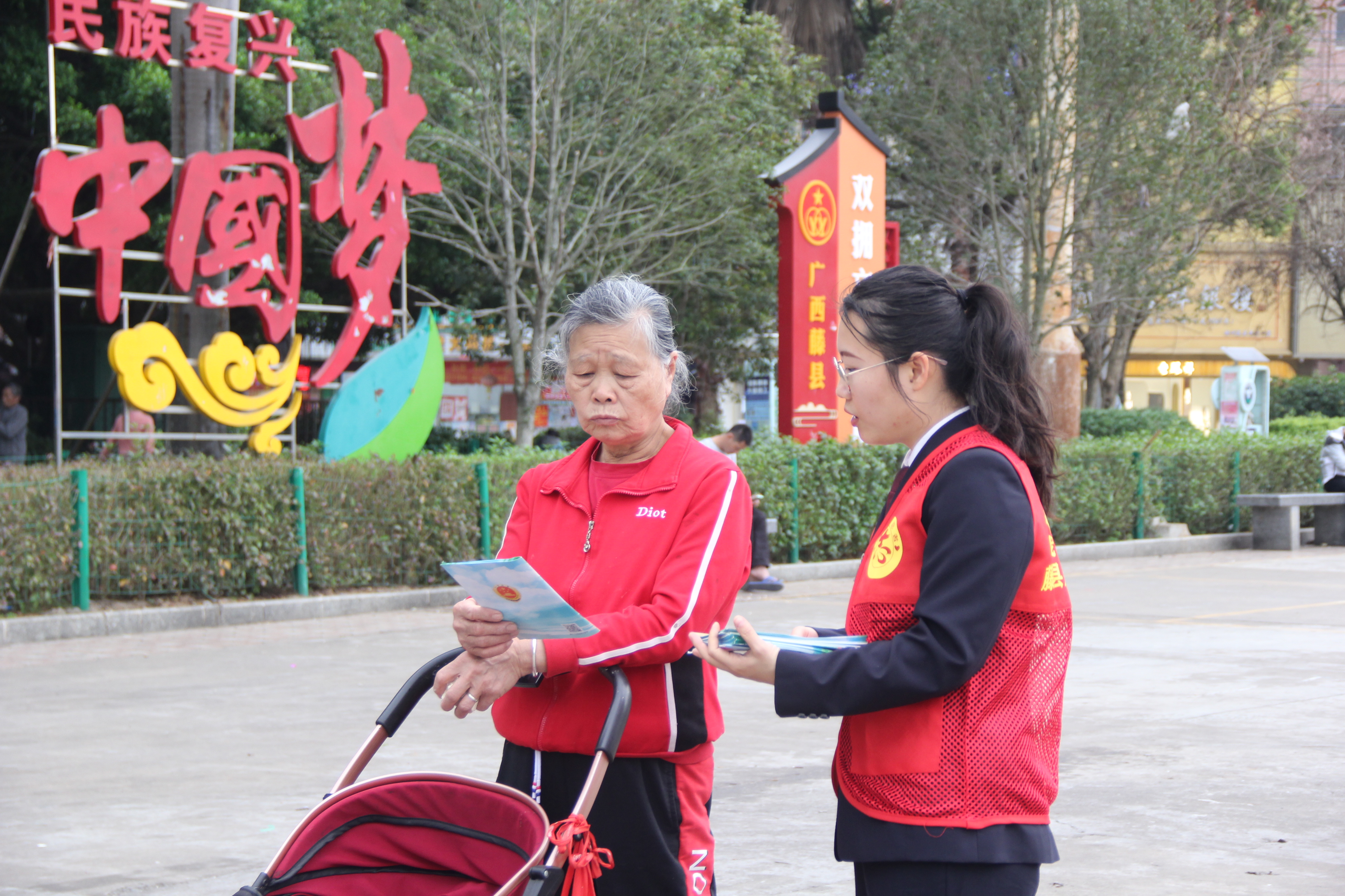 检察干警为群众普及反诈知识.JPG