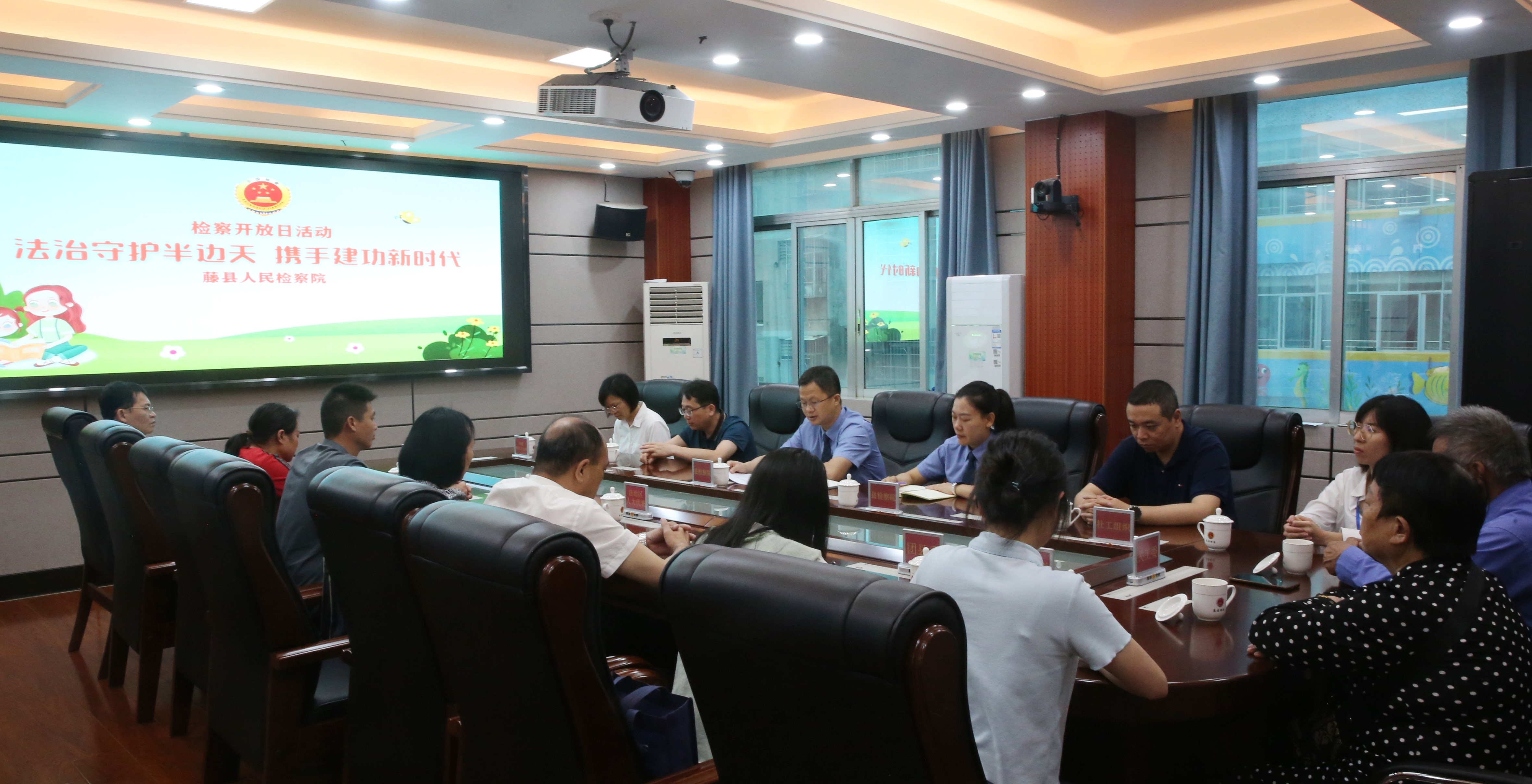 召开座谈会.jpg
