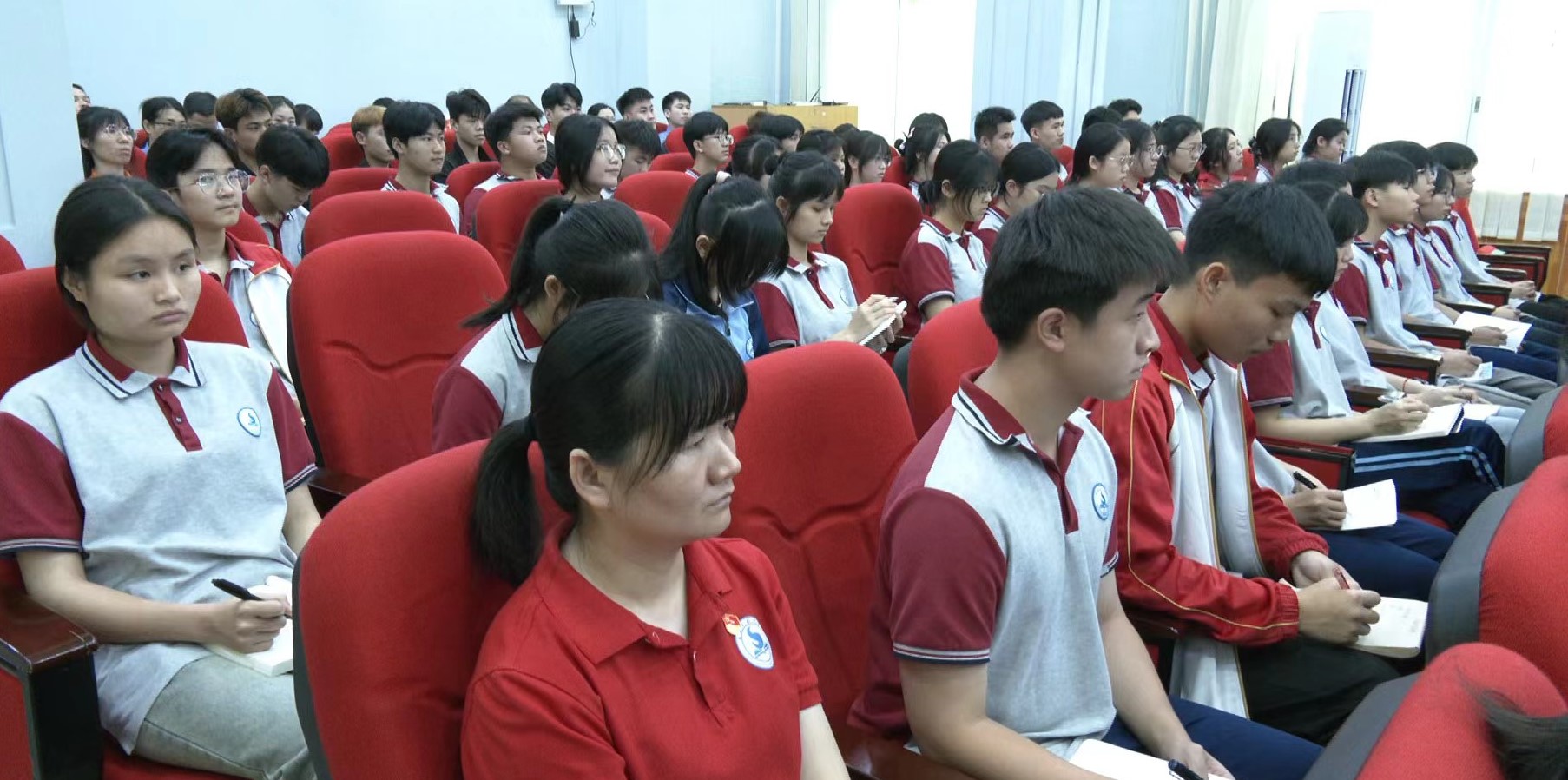 师生观看庭审活动 .jpg