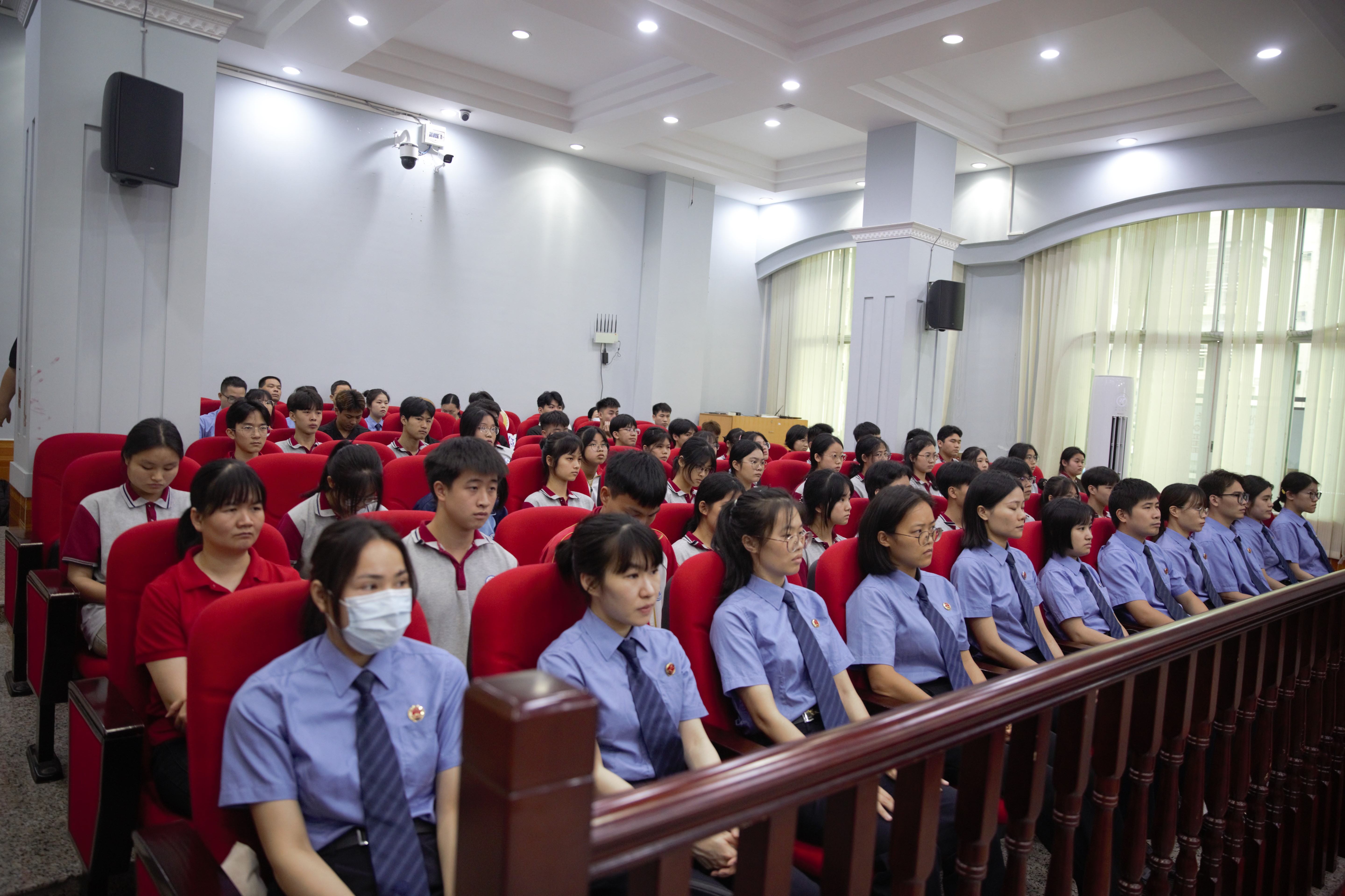 检察干警和师生观看庭审活动.jpg