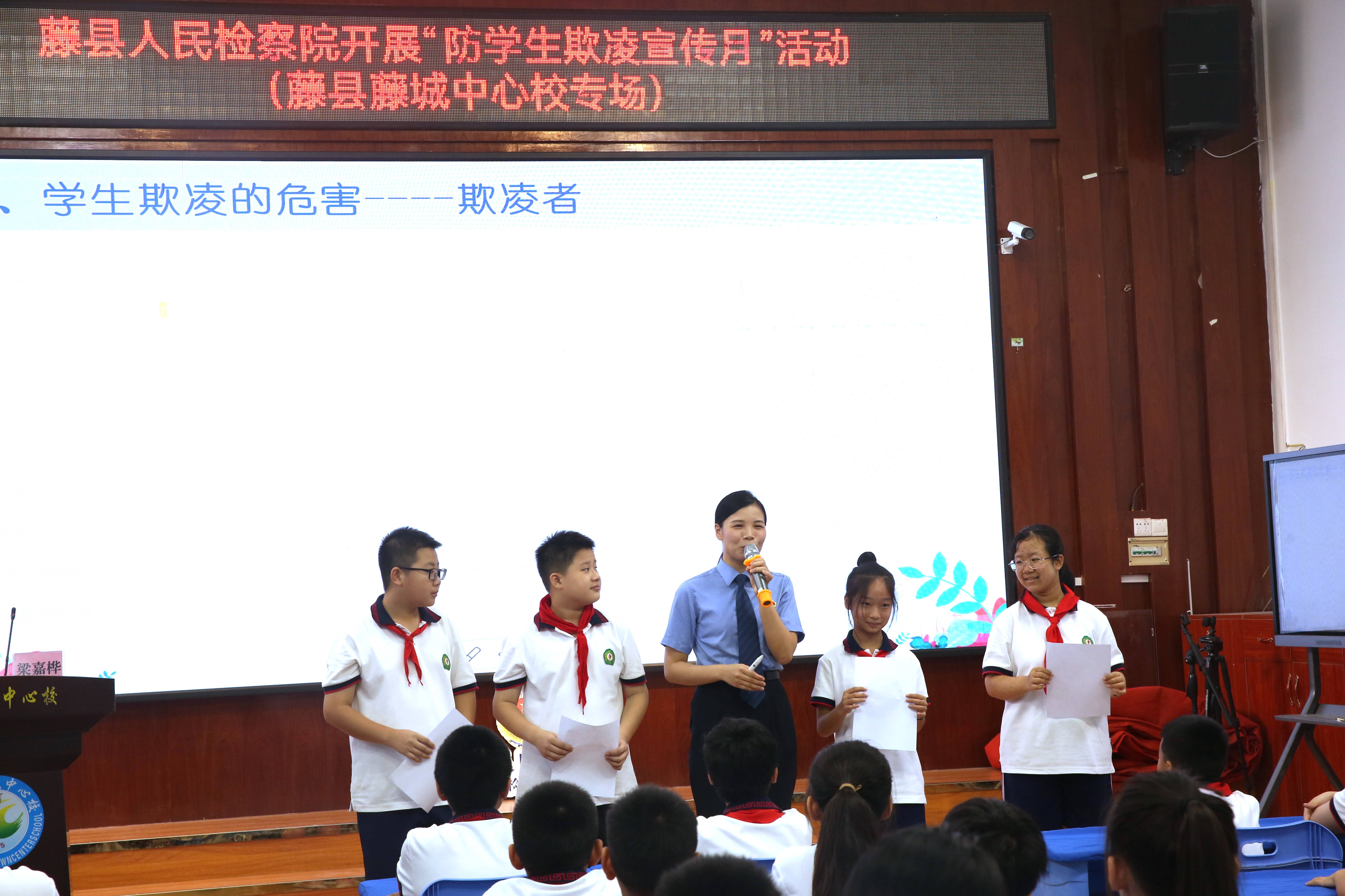 与同学们互动交流.JPG