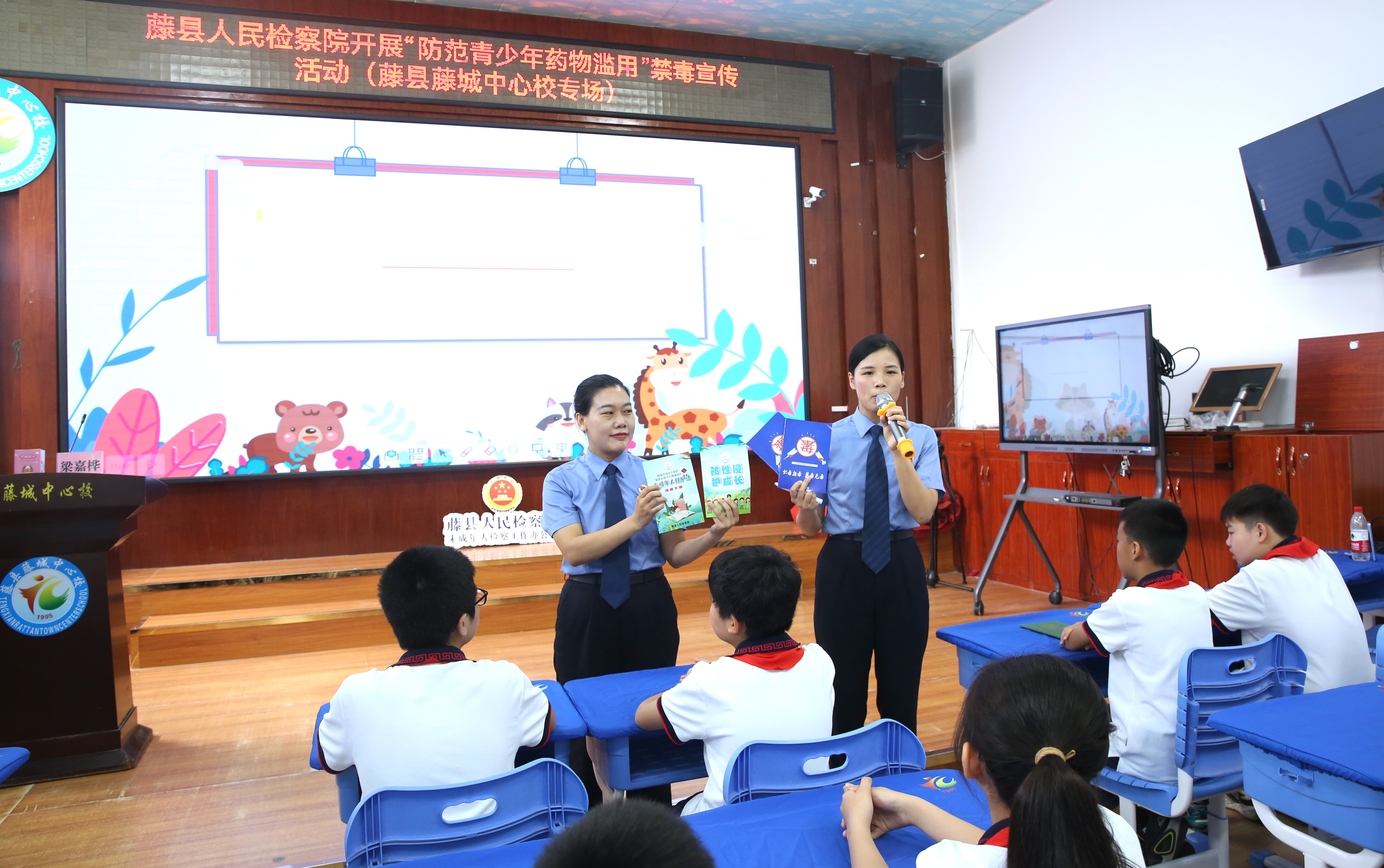 给同学们普法.JPG