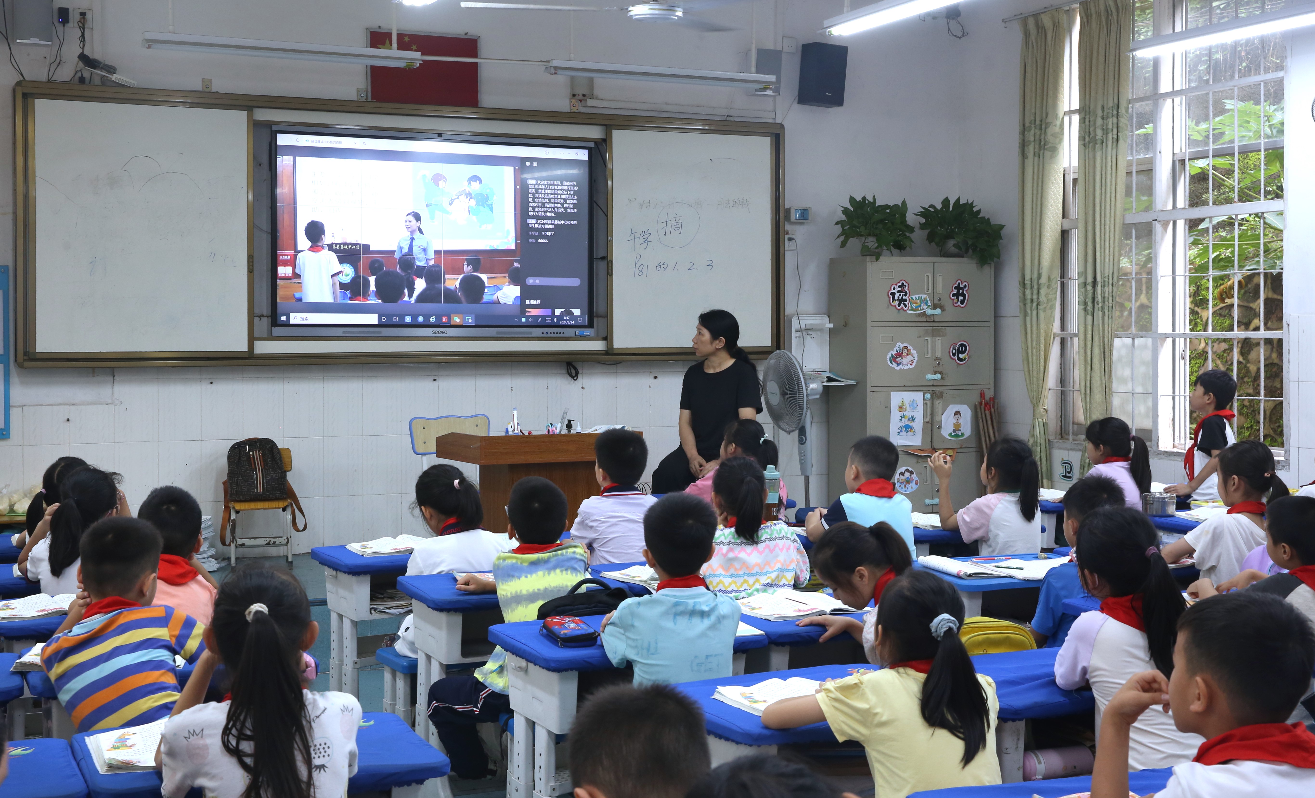 同学们在线上观看法治课.JPG