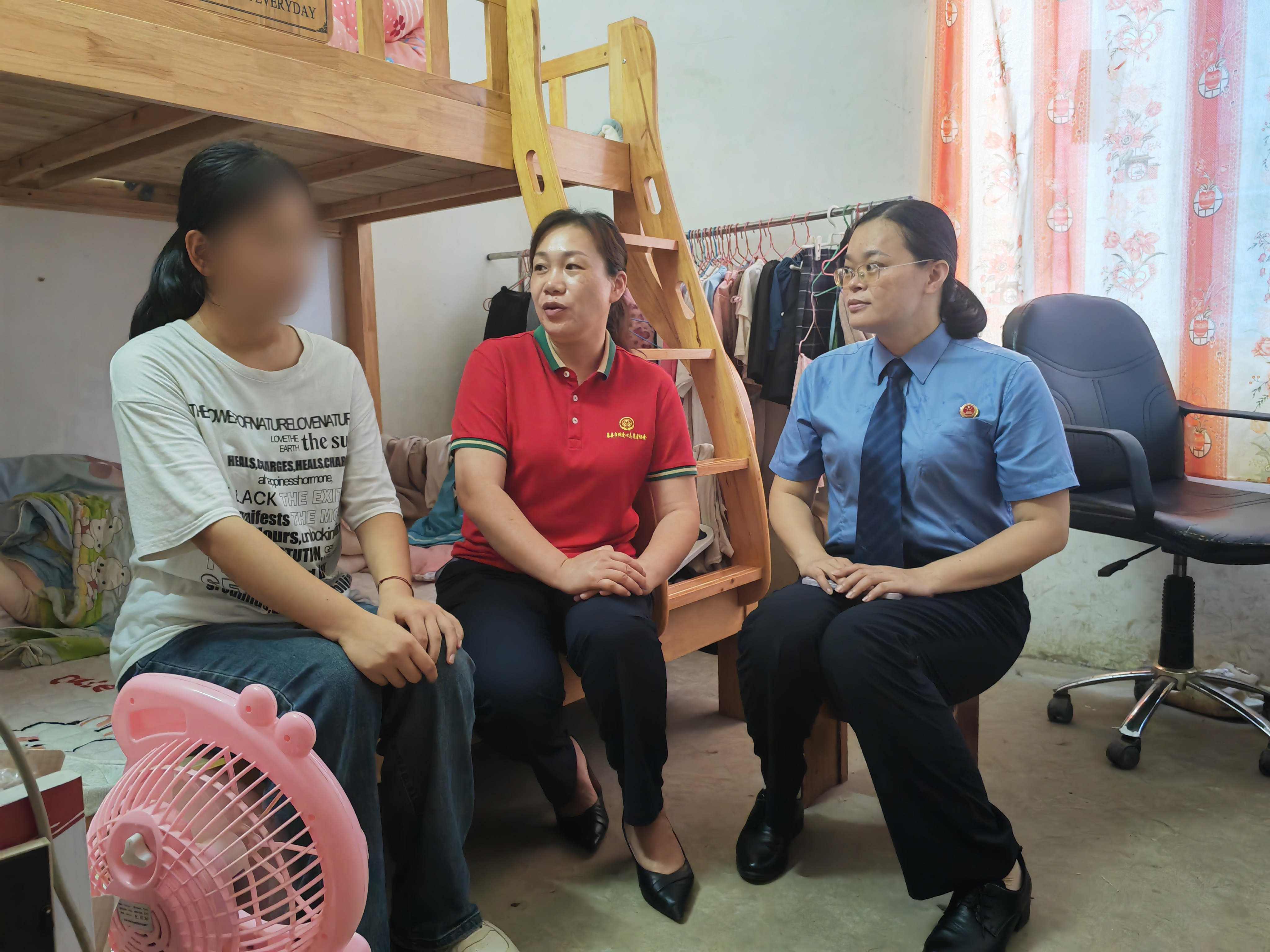 黄洁华委员和志愿者与被救助人交谈 (2).jpg