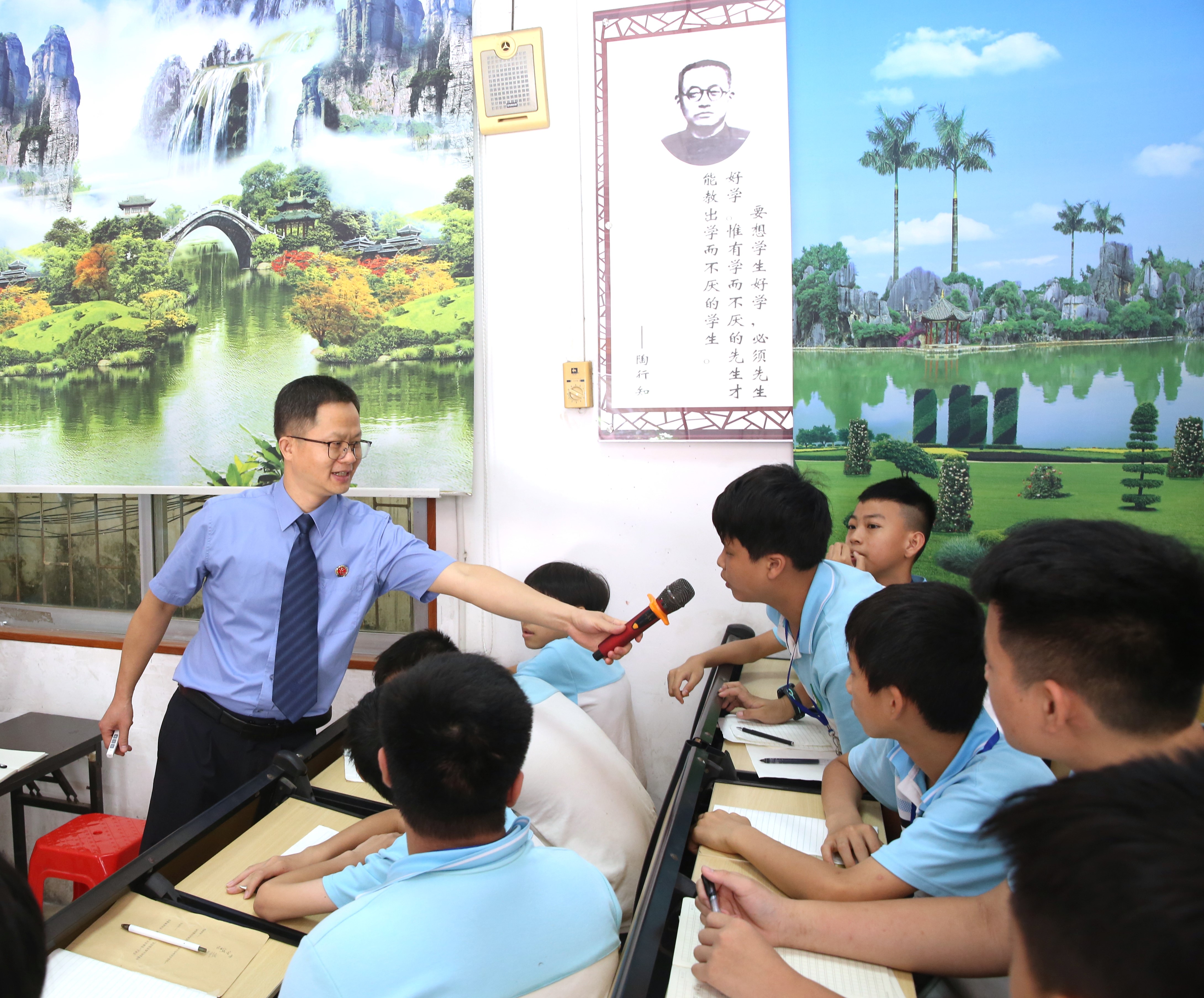 李永副检察长在藤县第五中学给学生上普法课 (2).JPG