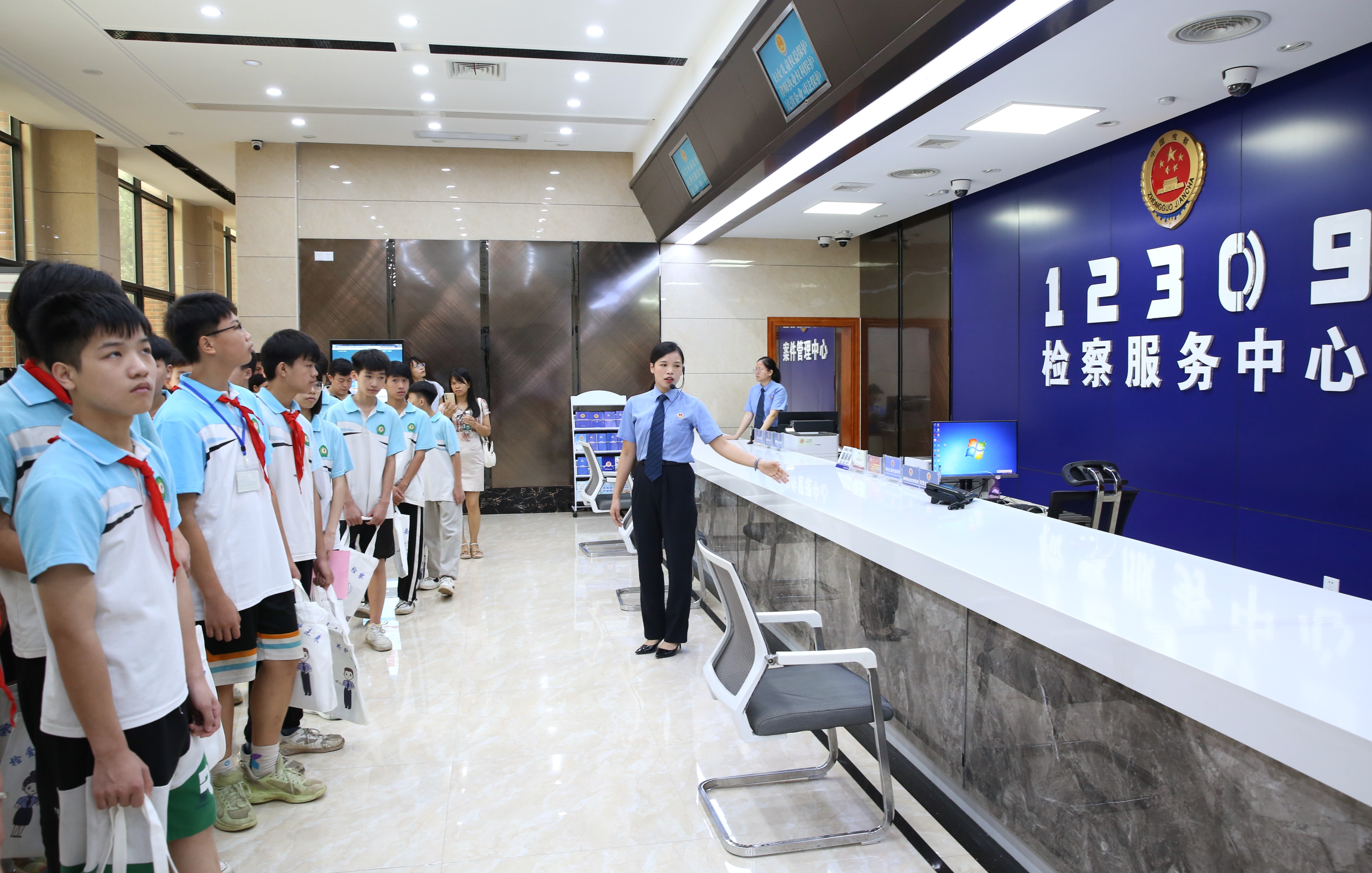 同学们参观12309检察服务中心.JPG