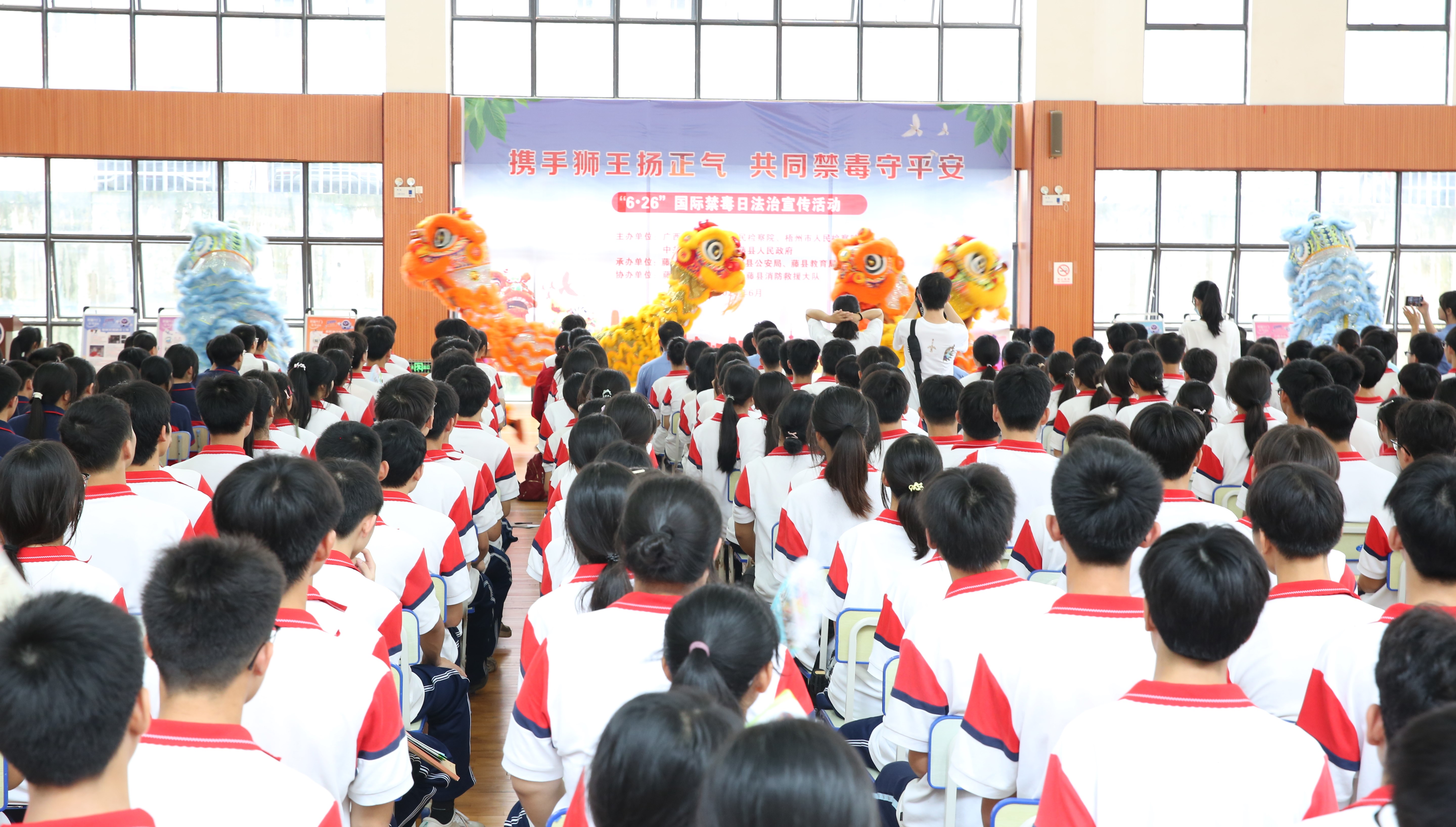 观看舞狮表演.JPG