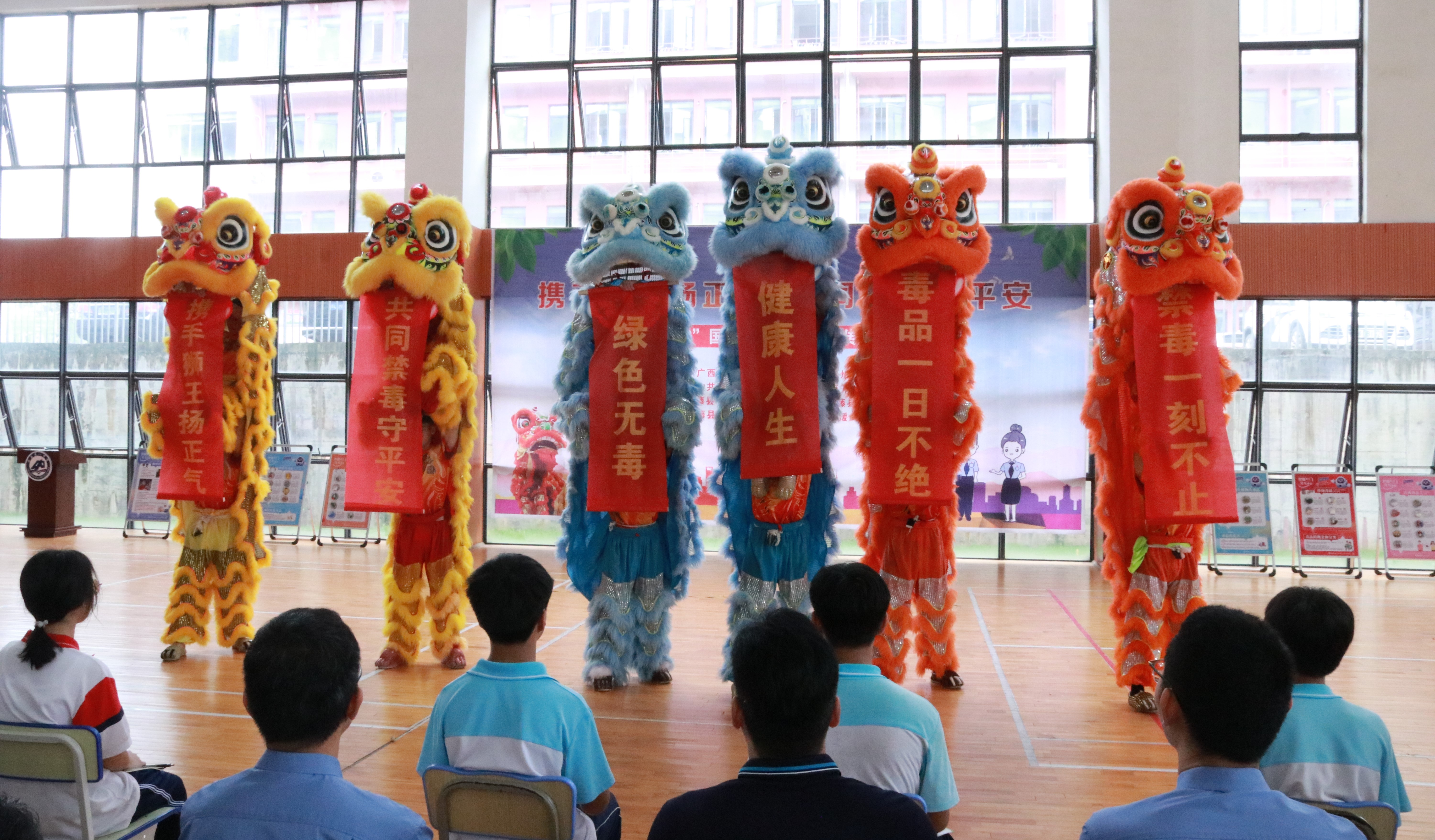 雄狮展示禁毒标语.jpg