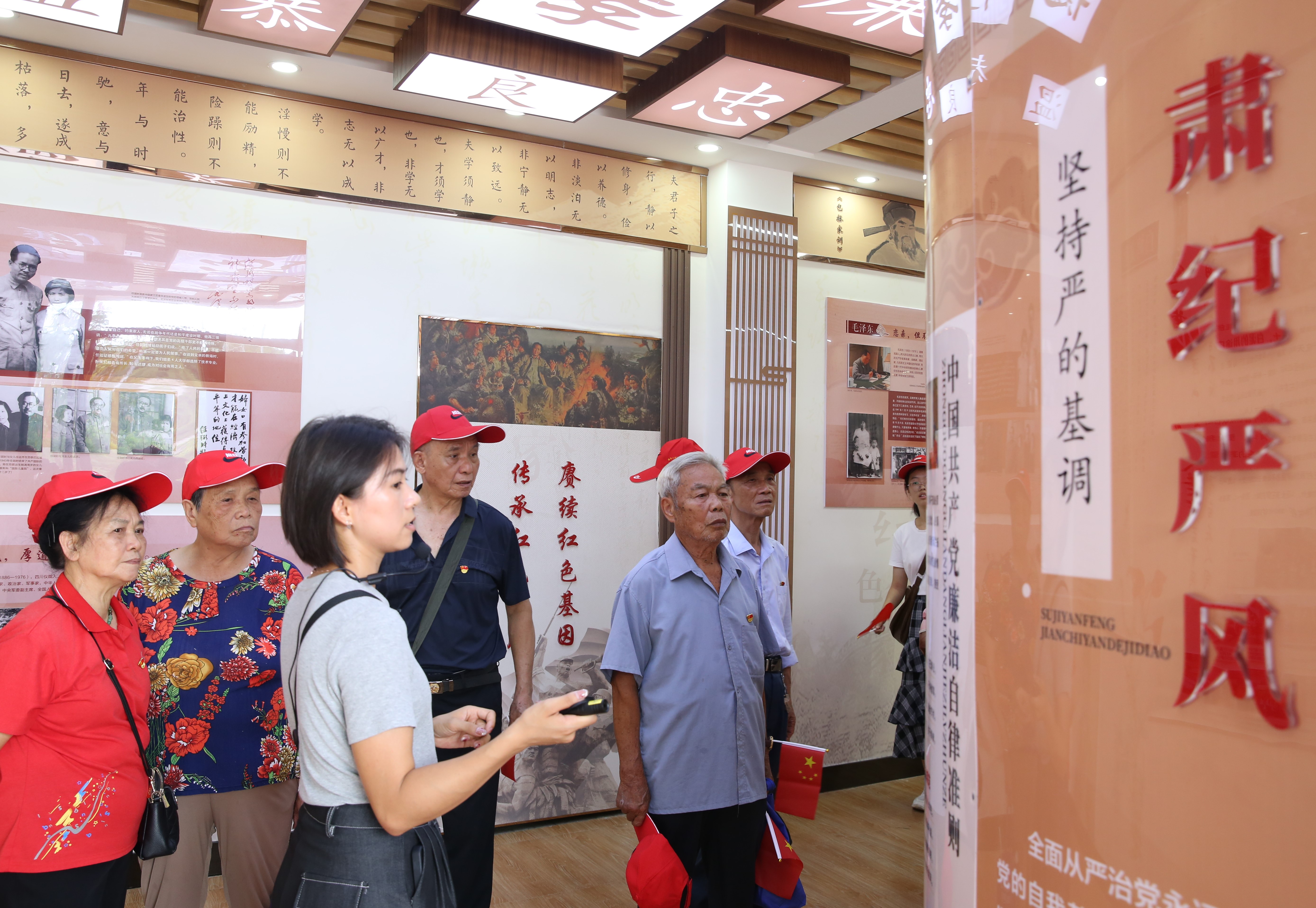 藤县人民检察院离退休干部们参观廉孝家风馆.JPG