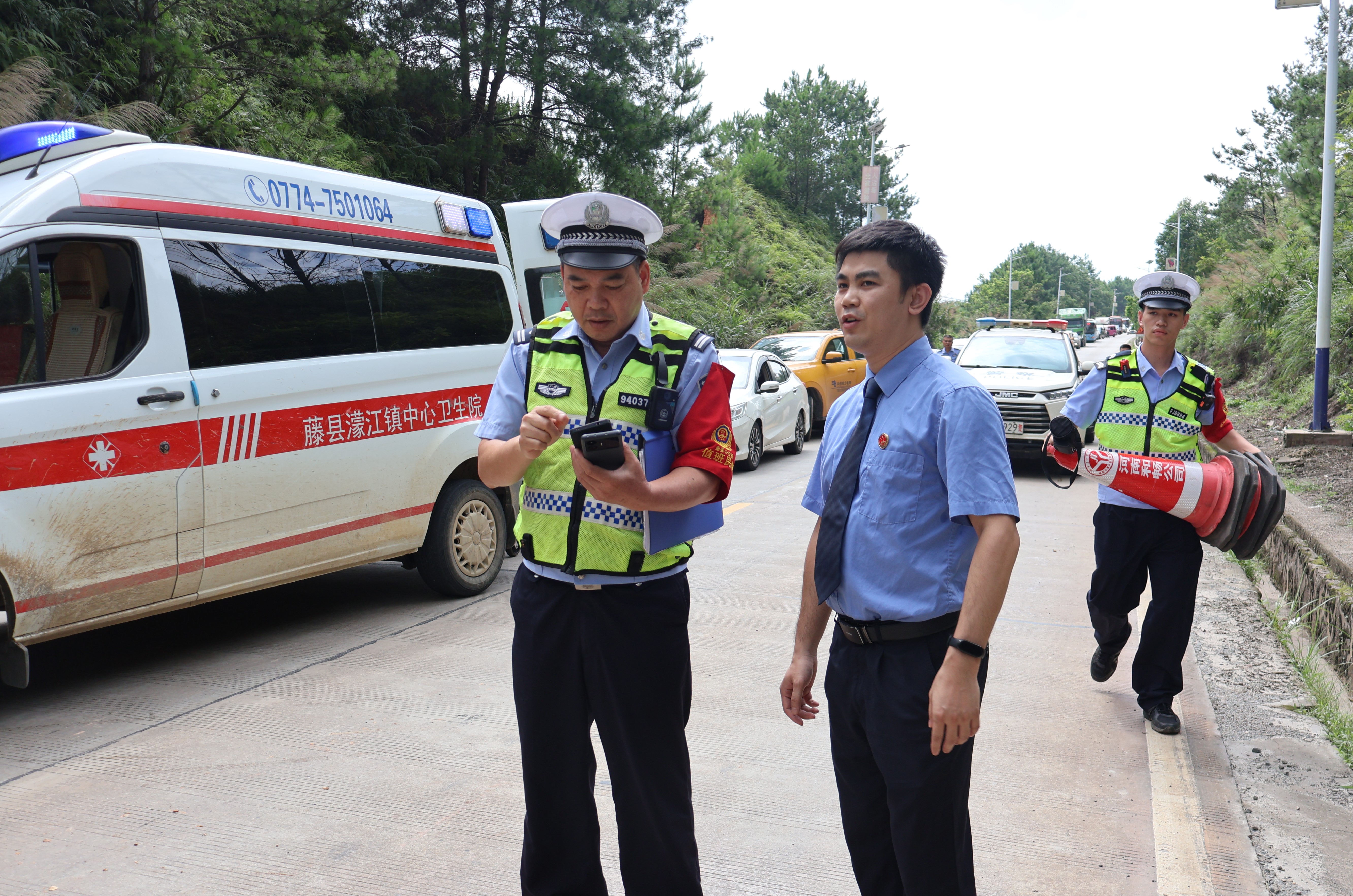 检察官冯伟健向交警告知了解的情况.jpg