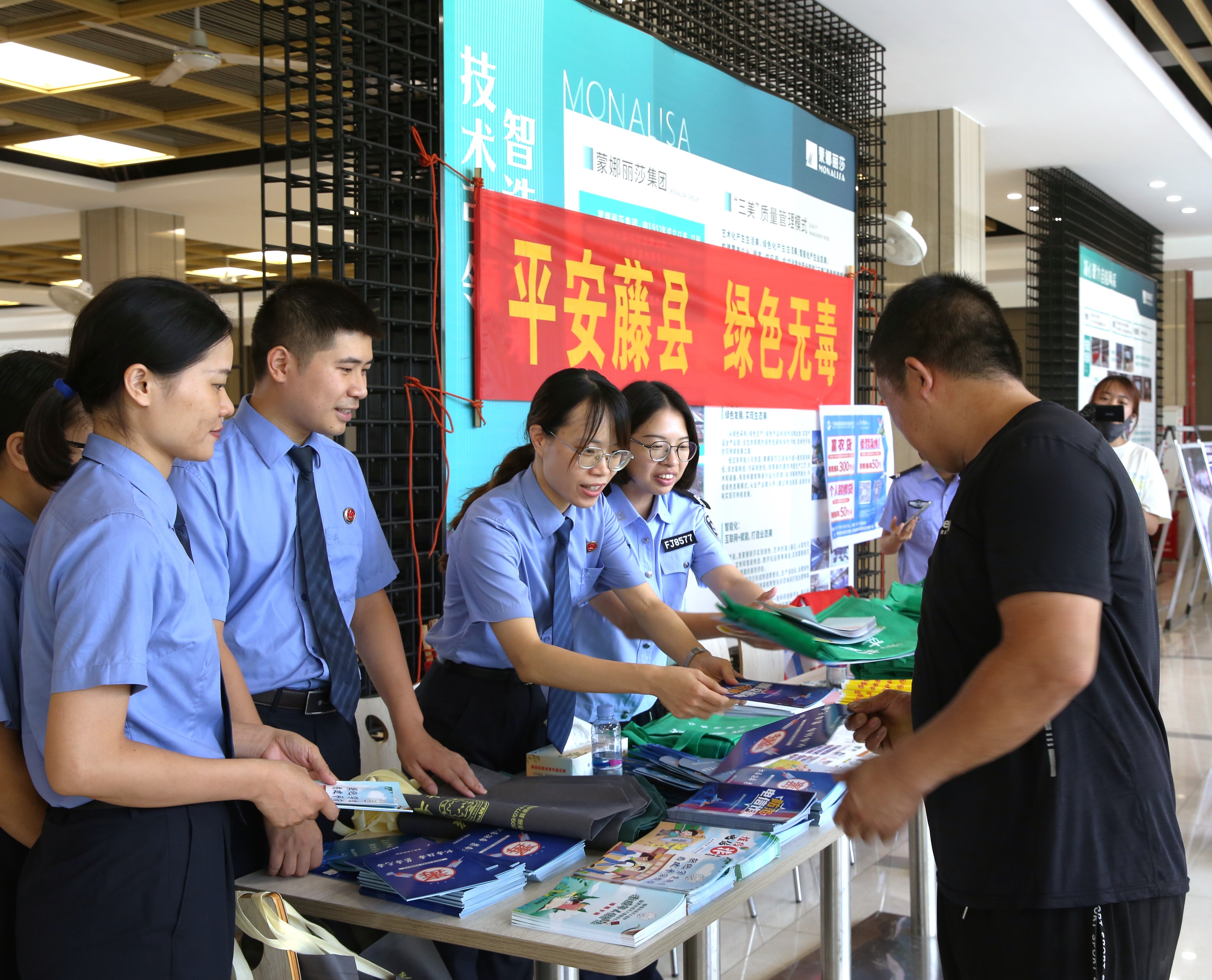 检察干警向路过的职工分发宣传册.JPG