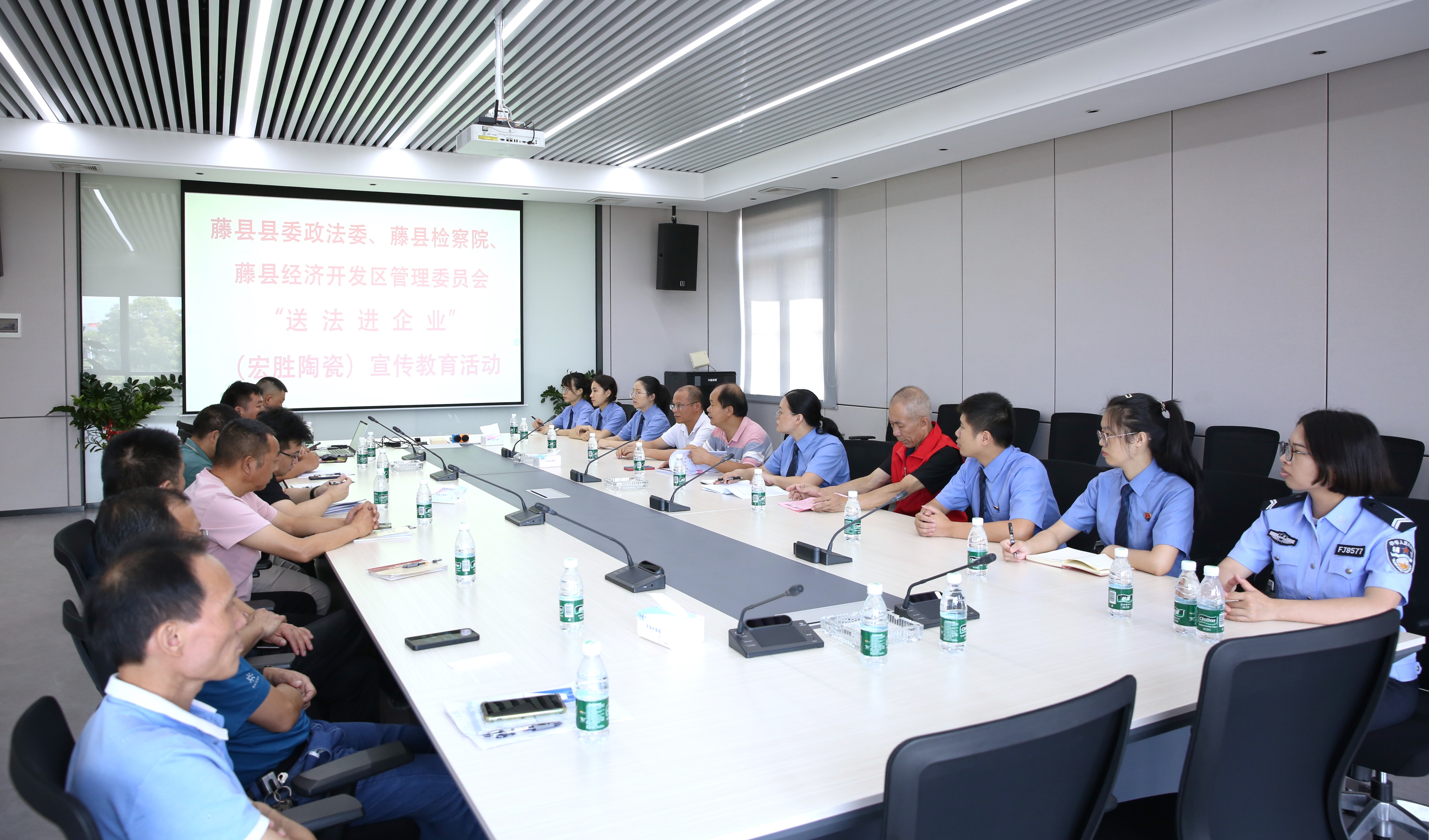 与企业代表进行座谈.JPG