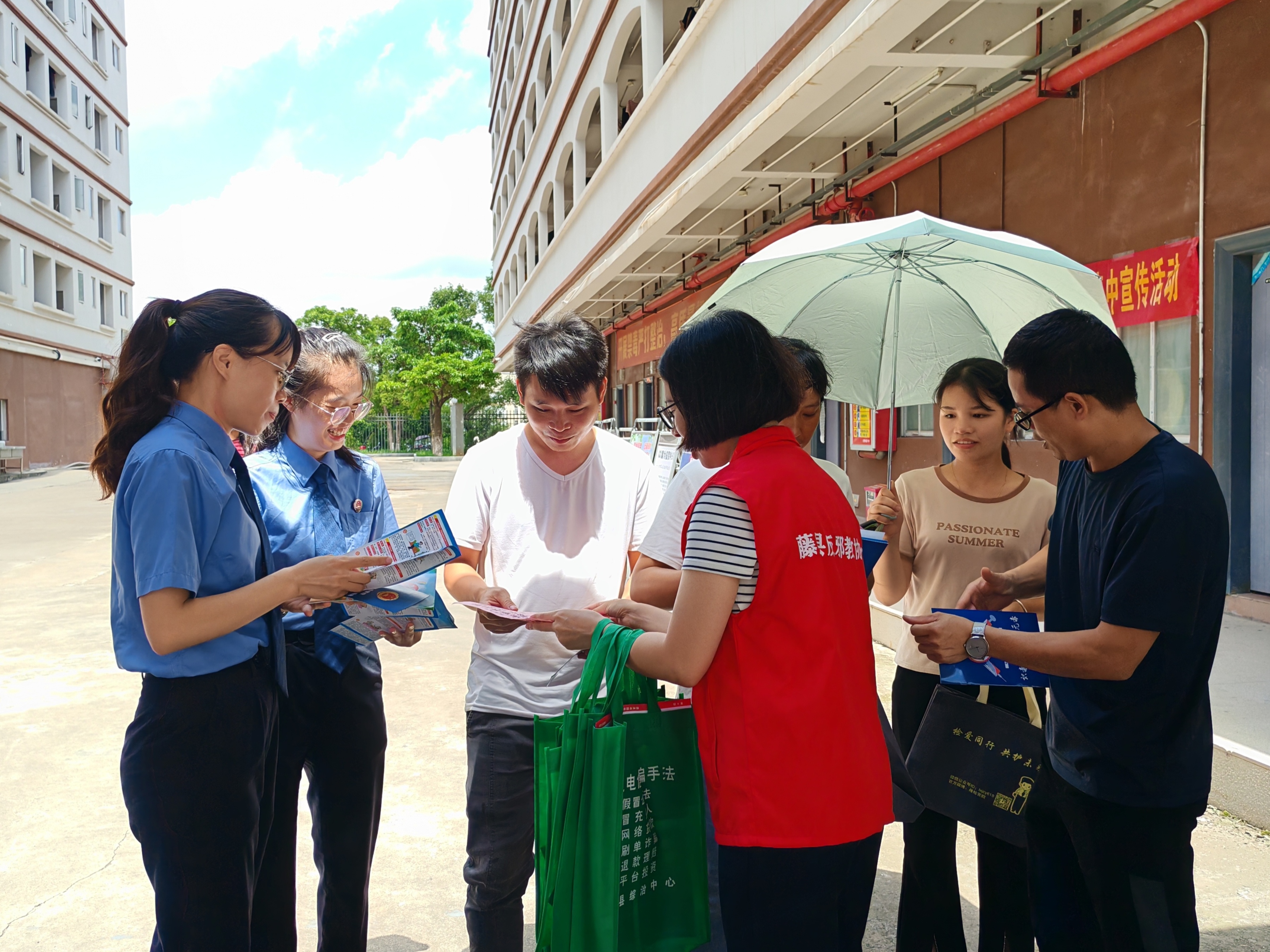 检察干警给职工发放宣传册2.jpg