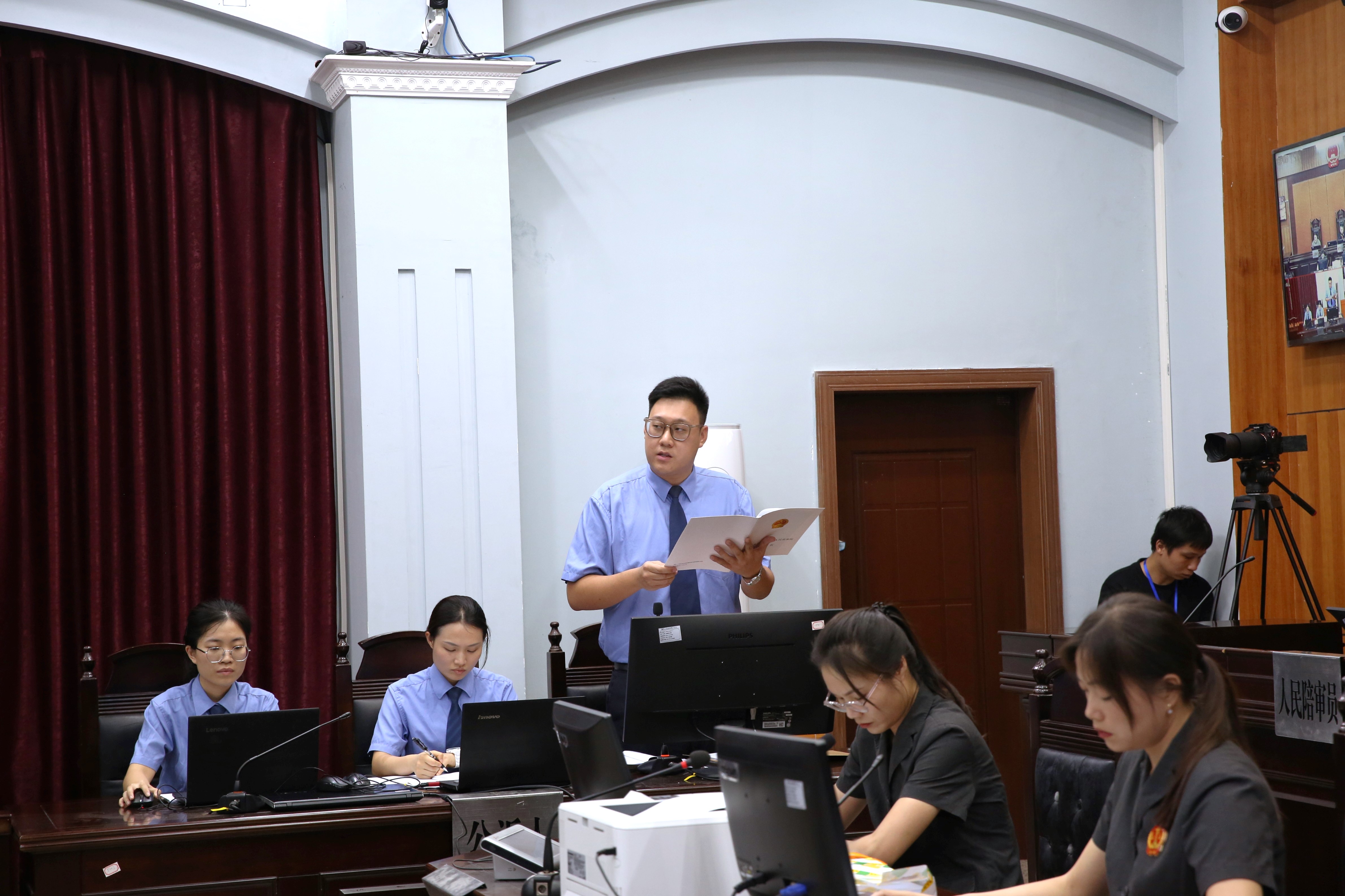 公诉人宣读起诉书.jpg