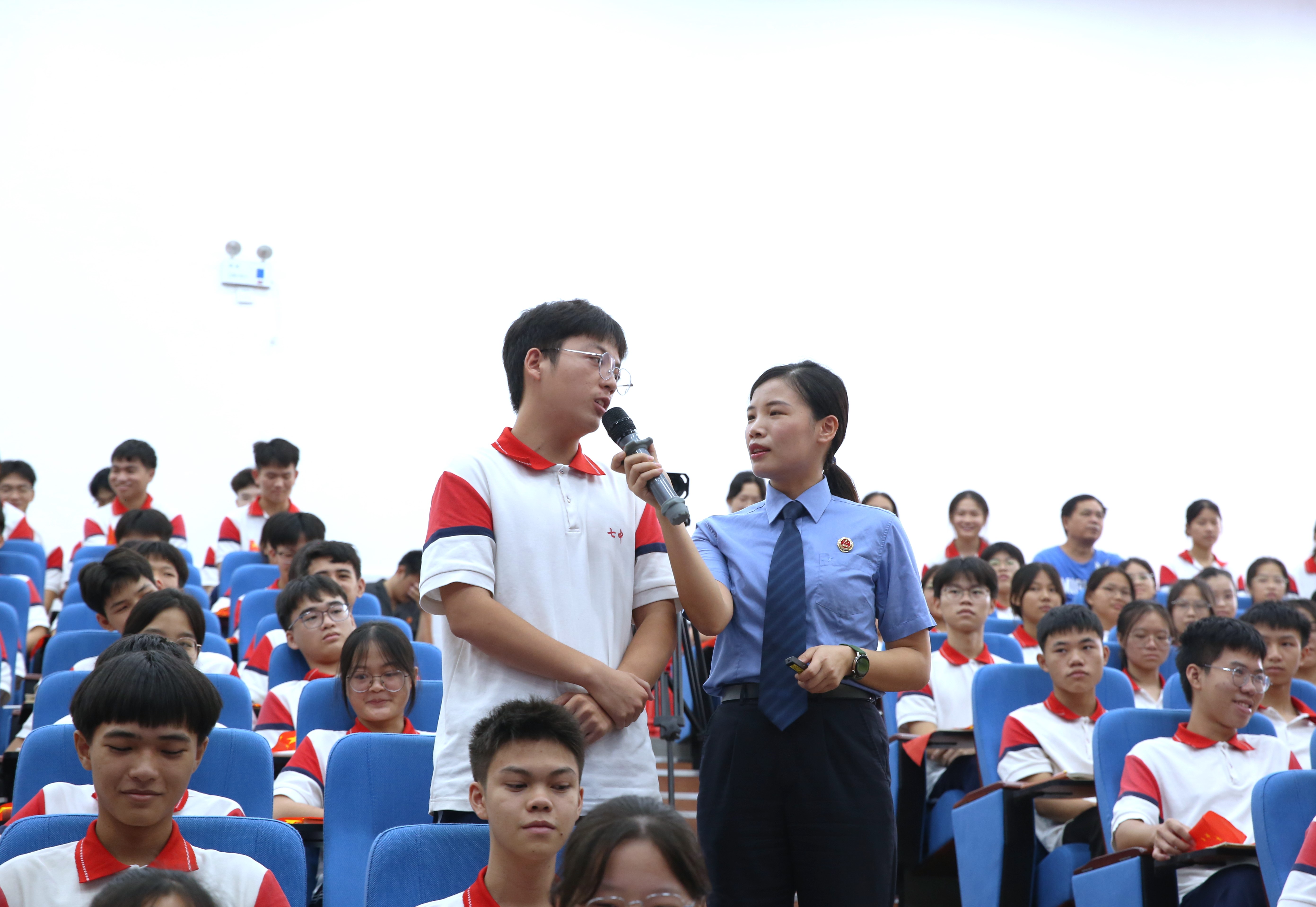 检察干警与同问答互动.JPG