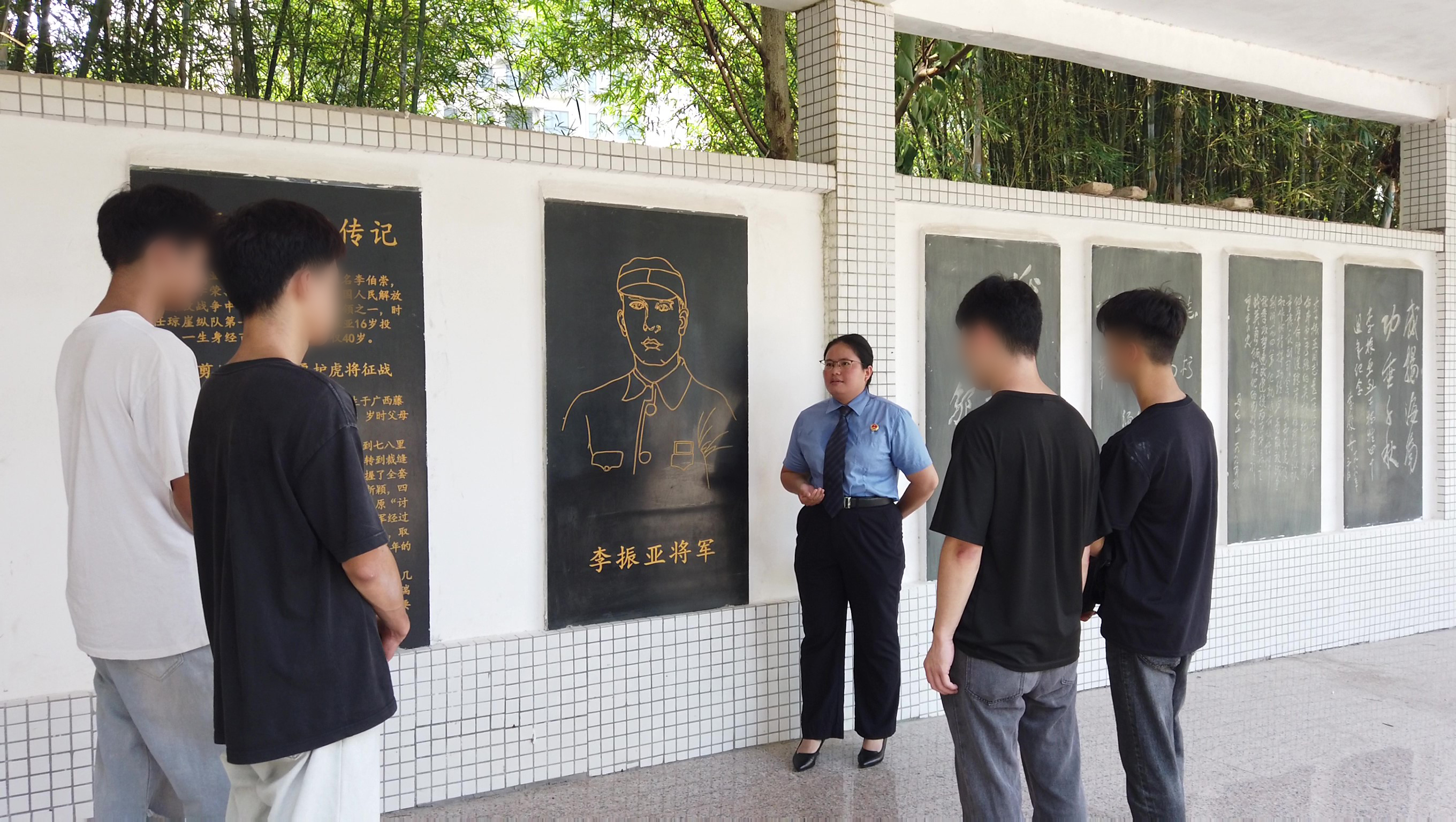 检察干警为罪错未成年人介绍李振亚将军事迹.jpg