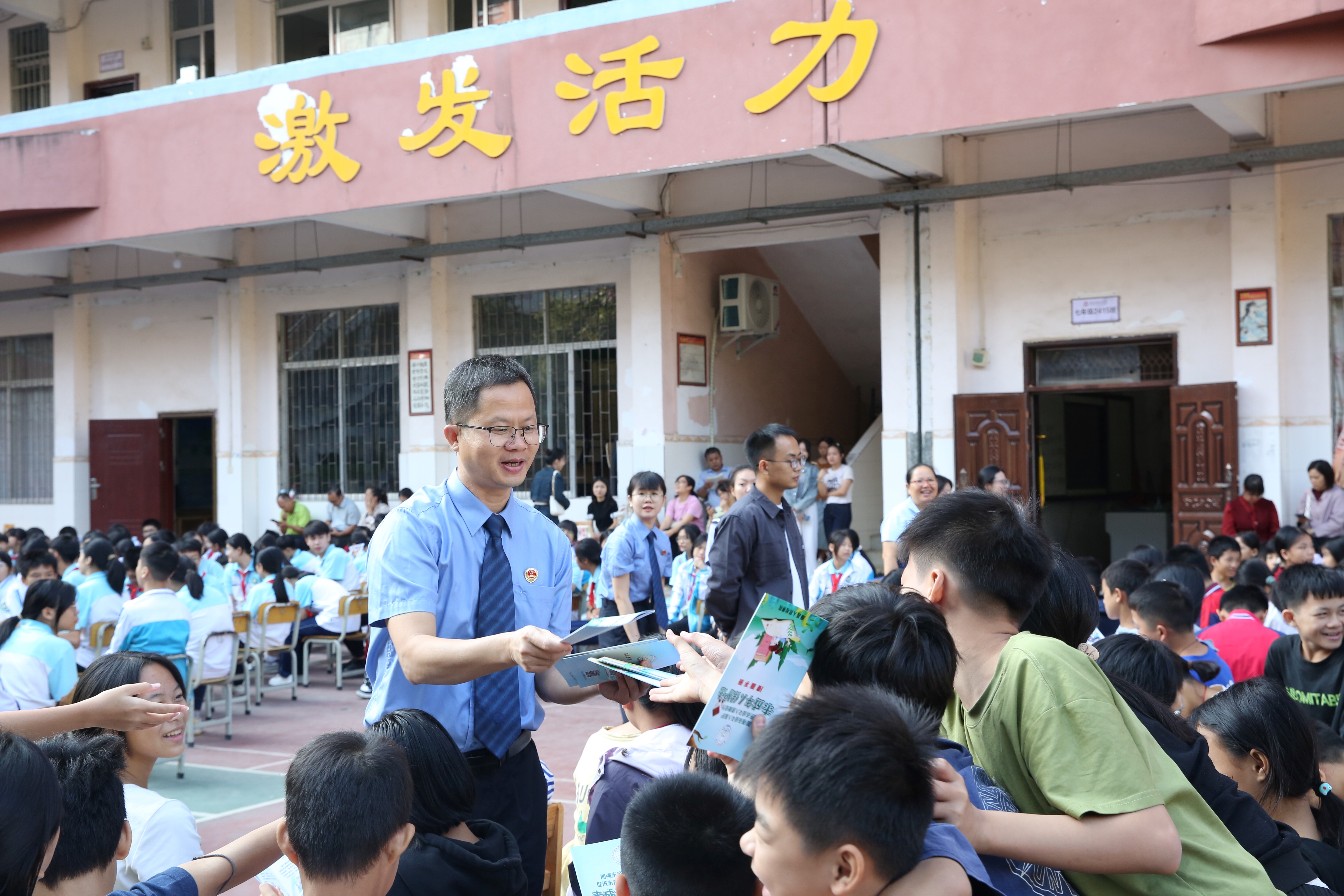 检察官给同学们发放宣传手册.JPG
