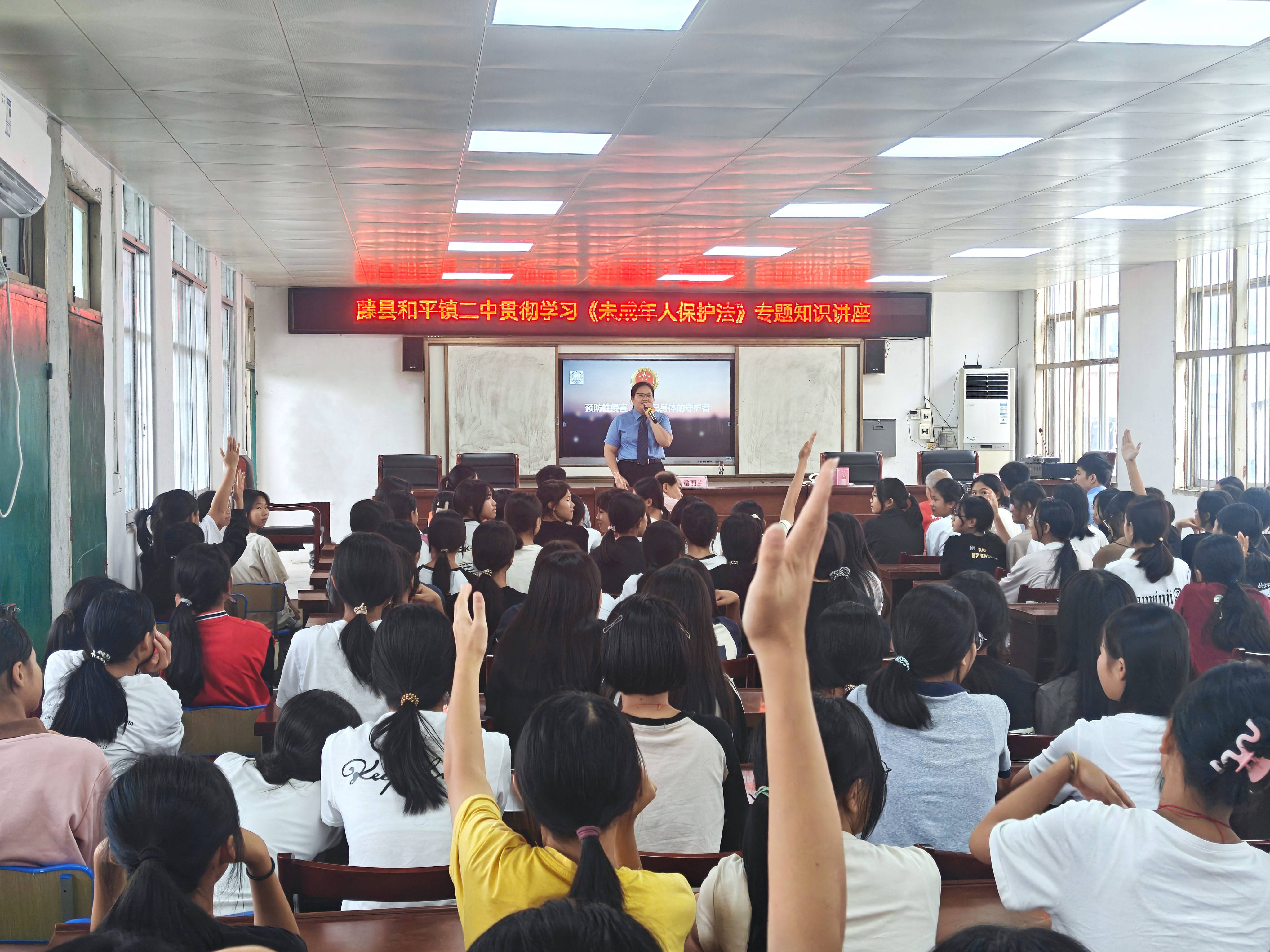 同学们在课堂上积极与检察干警互动问答.jpg