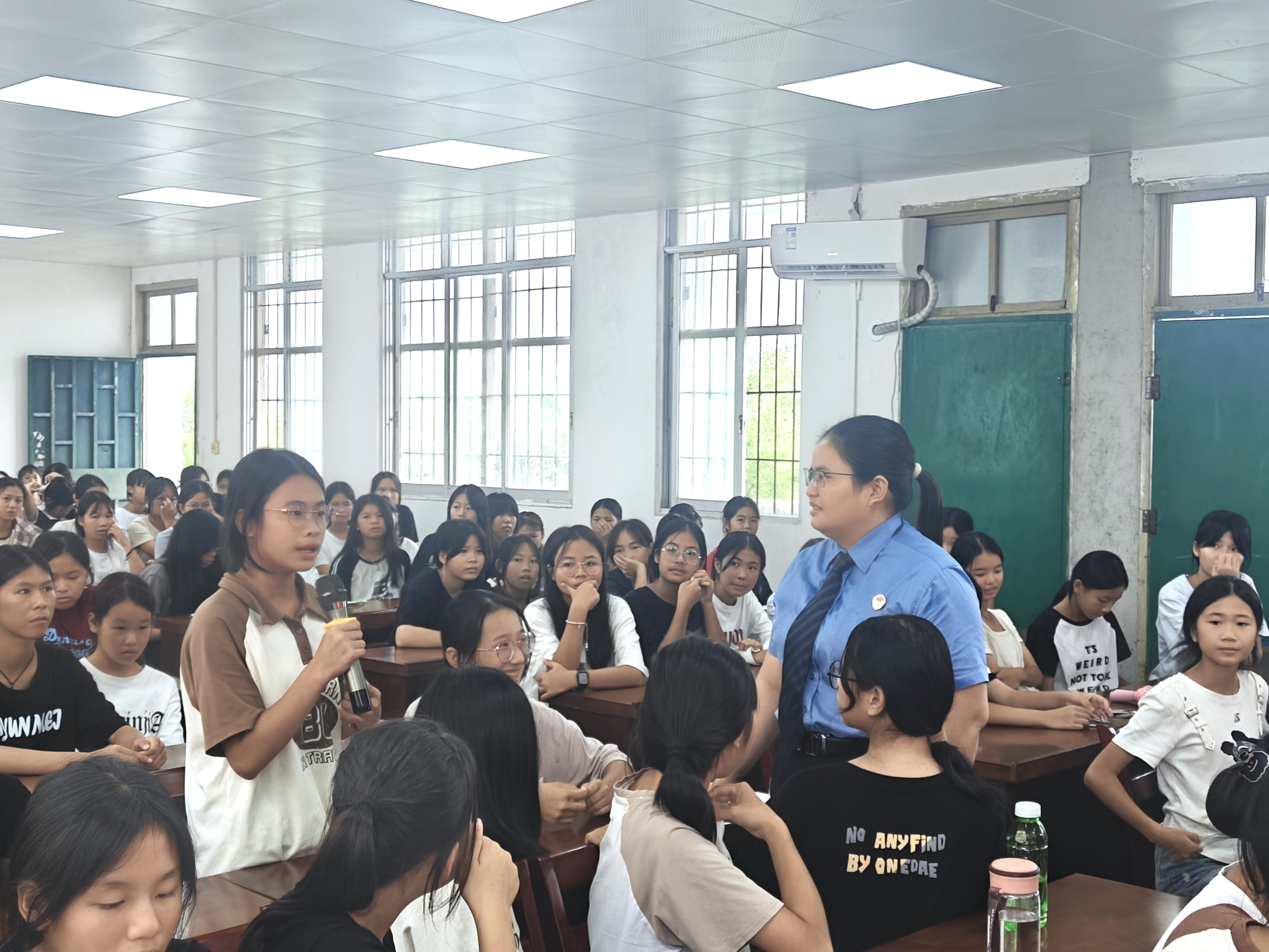 检察干警在法治课堂上与学生进行问答互动.jpg