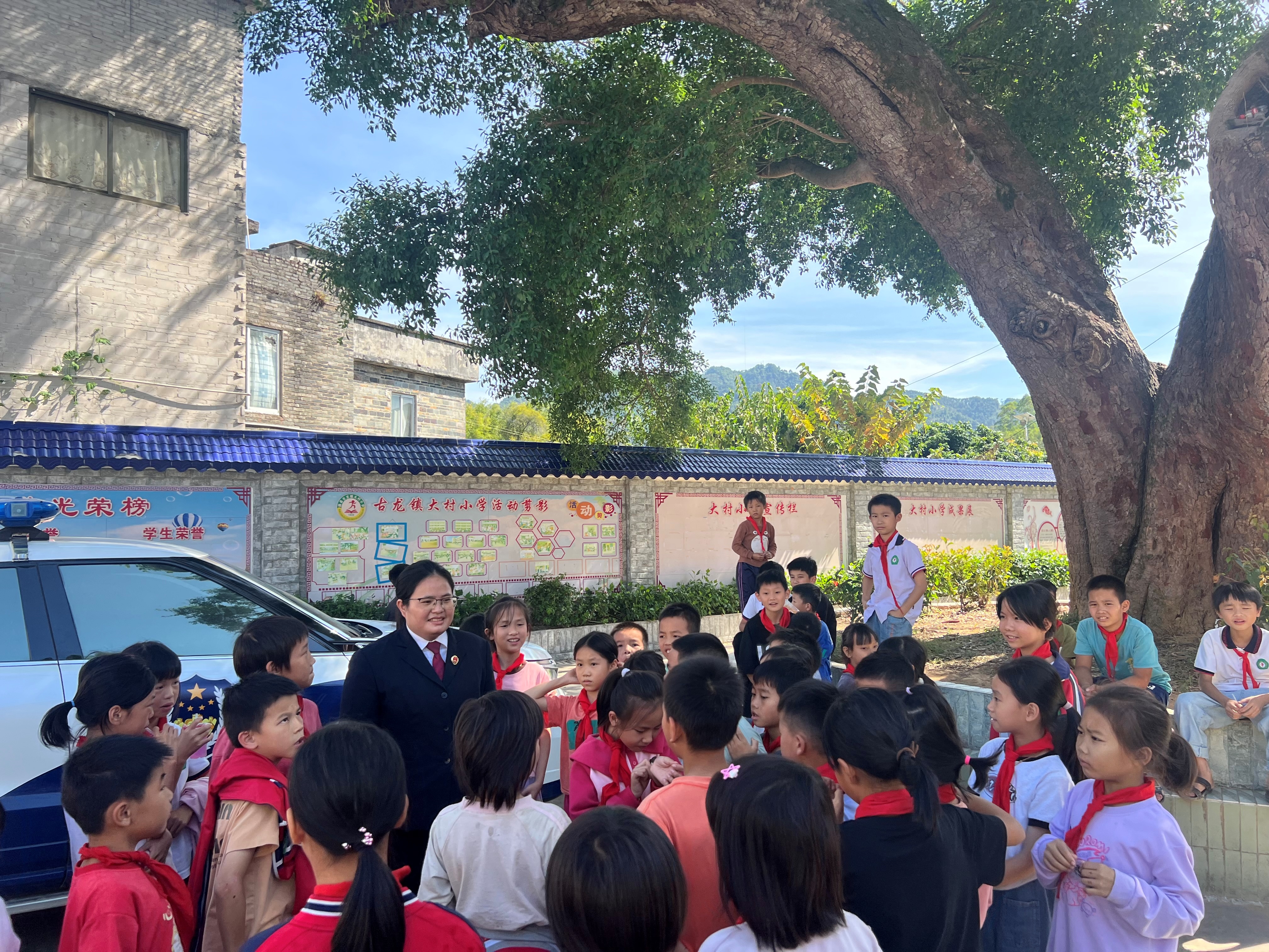 检察干警在榕树下给同学们上法治课 (3).JPG