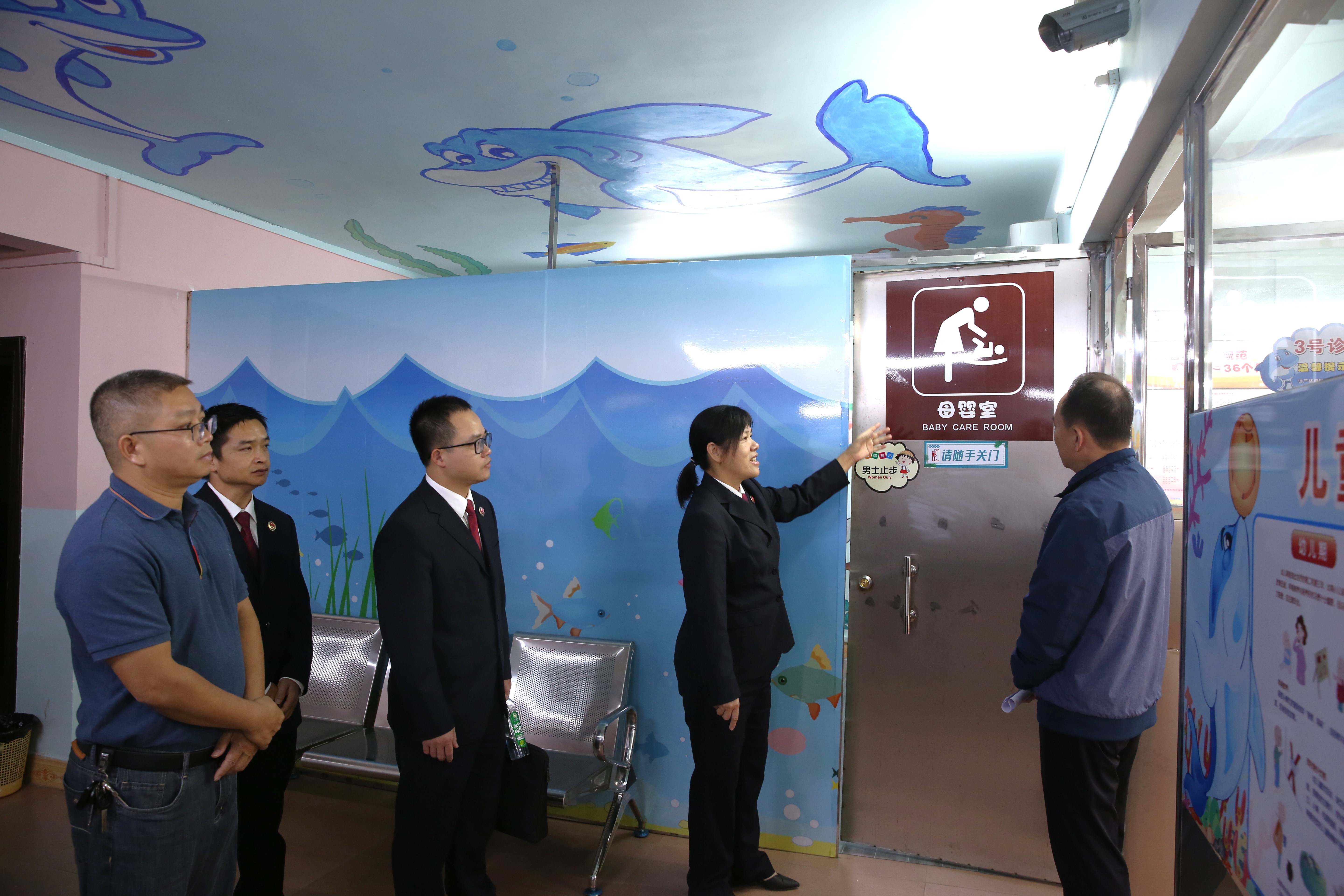 检察干警和代表们到整改后的母婴室实地参观 (3).JPG