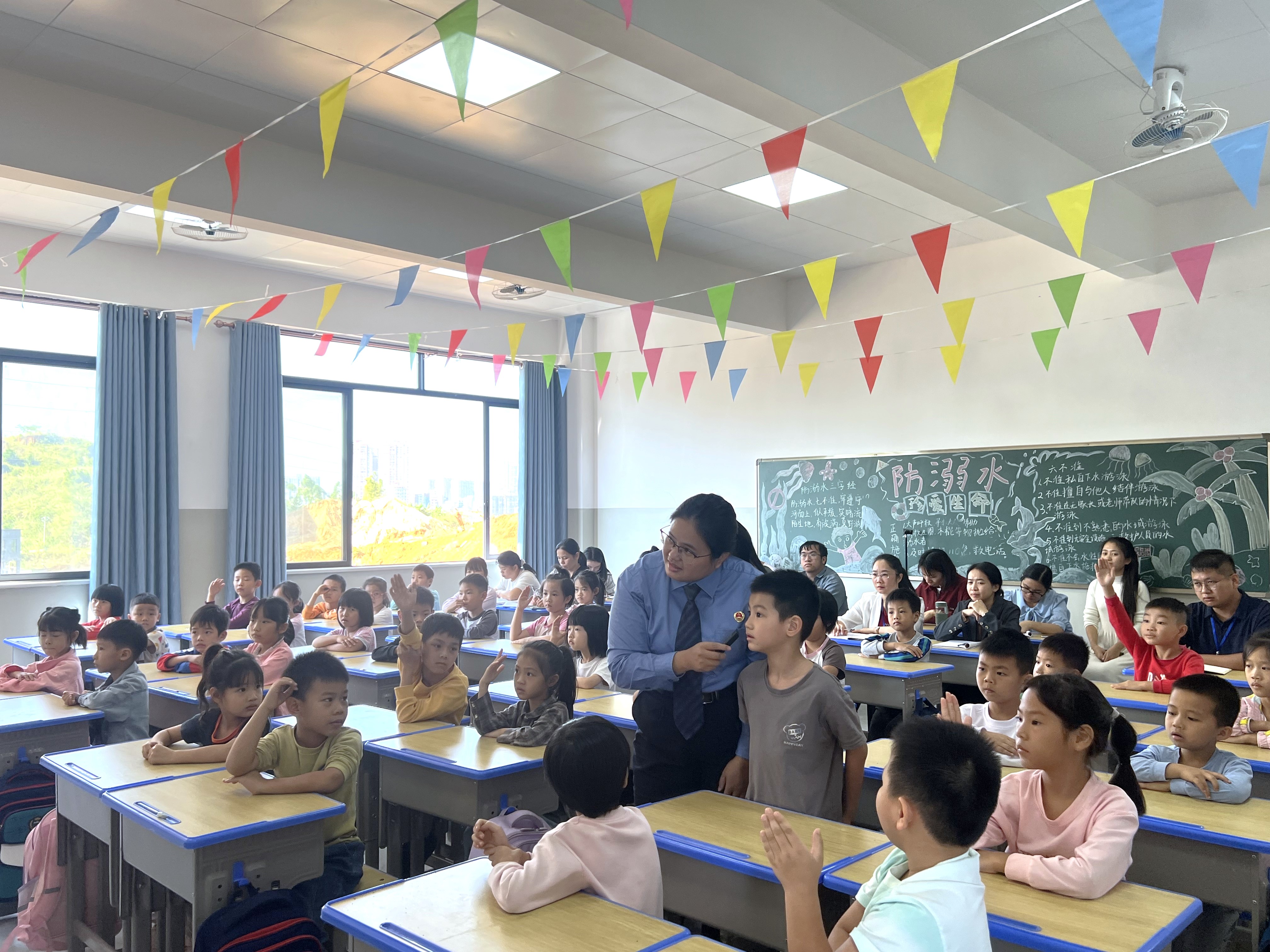 检察干警与学生们进行问答互动.jpg