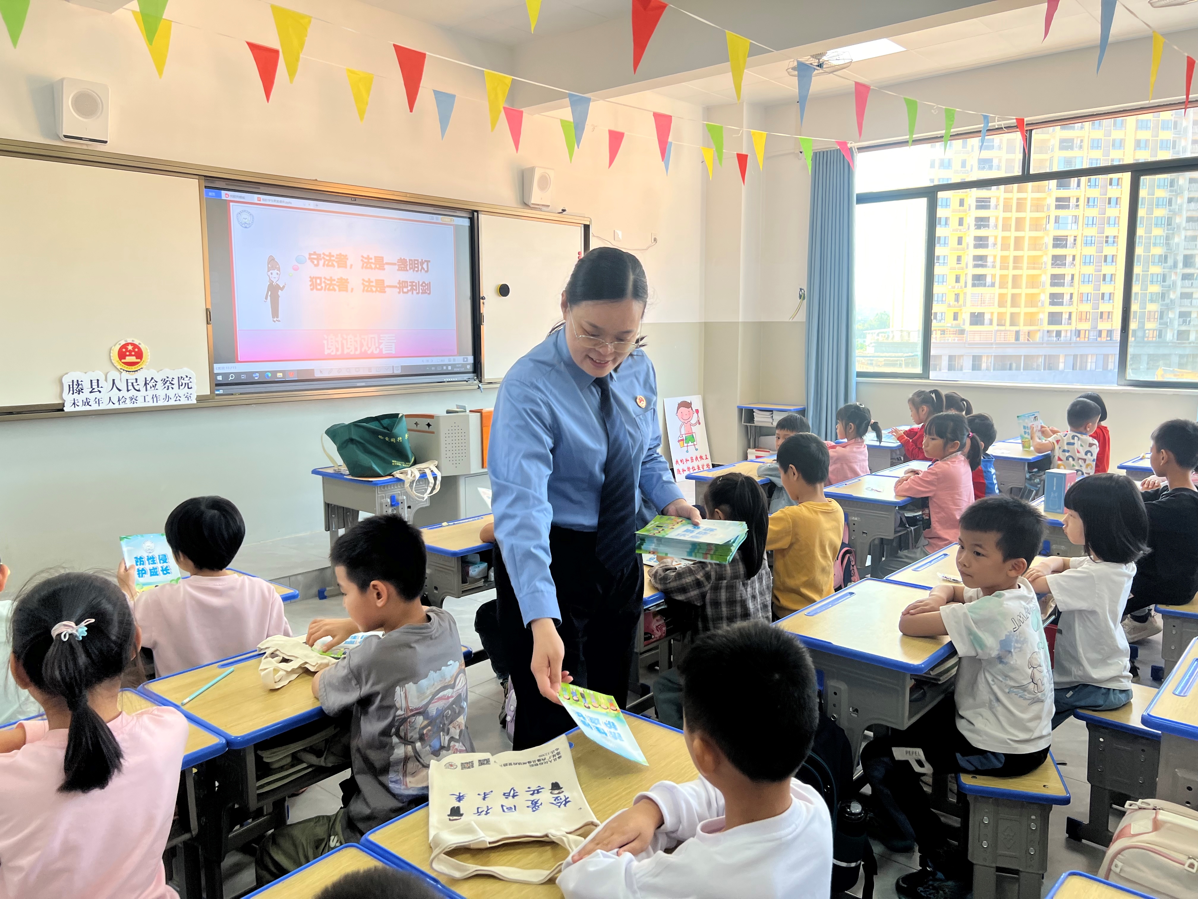 检察干警给同学们发放宣传手册.jpg