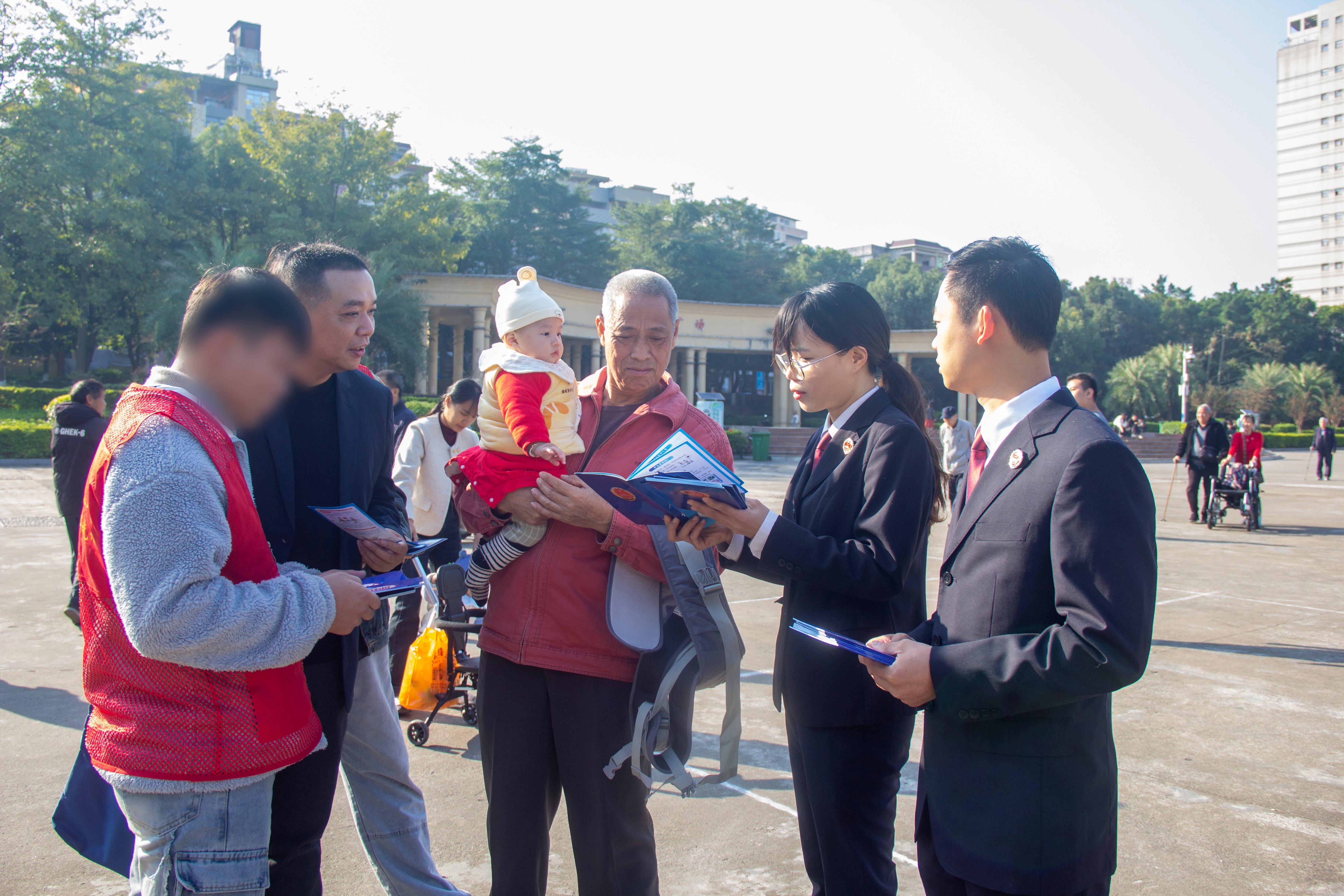 检察干警和罪错未成年人一起向群众宣传法律知识.jpg