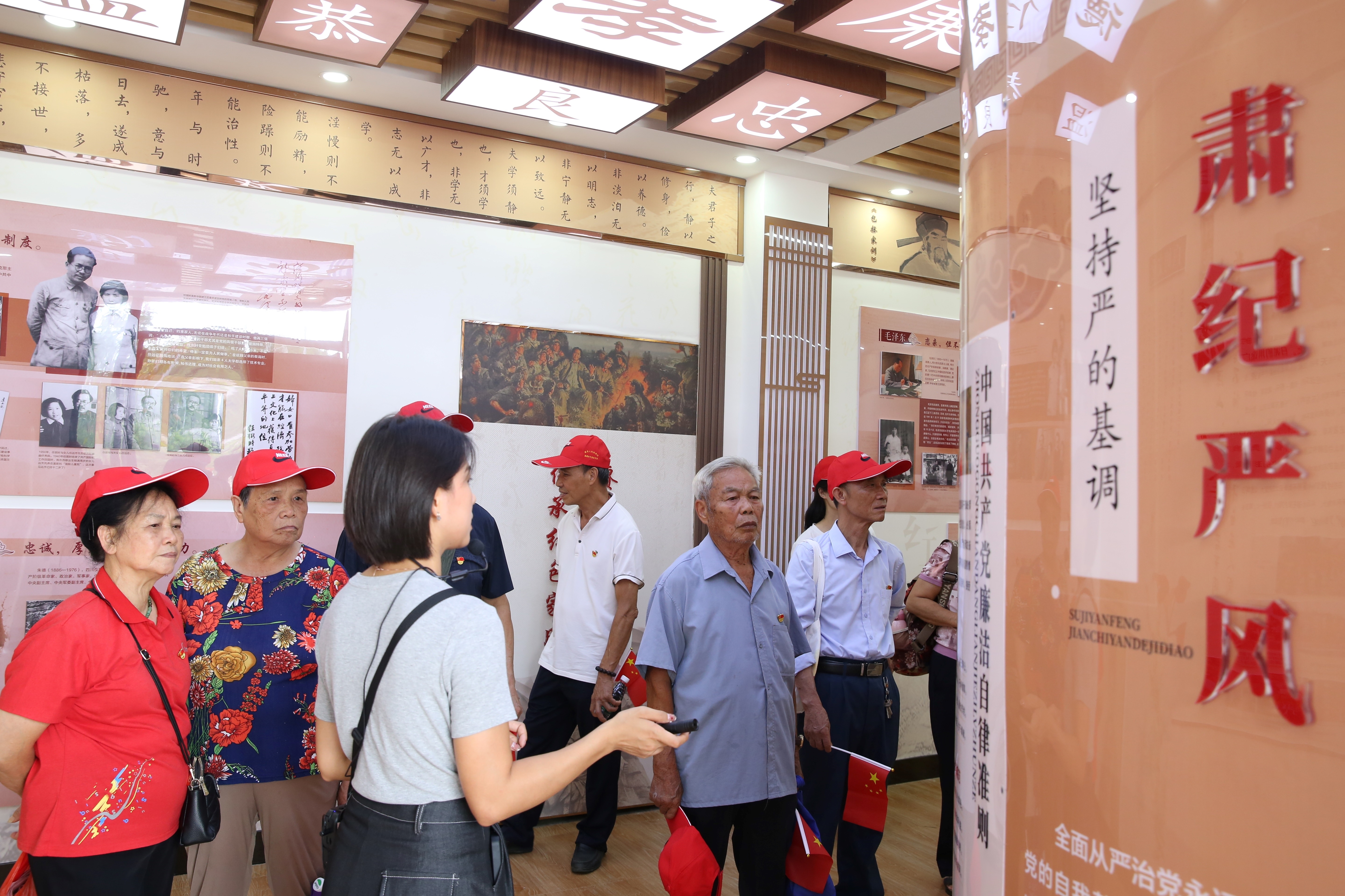 藤县人民检察院离退休干部们参观廉孝家风馆 .JPG