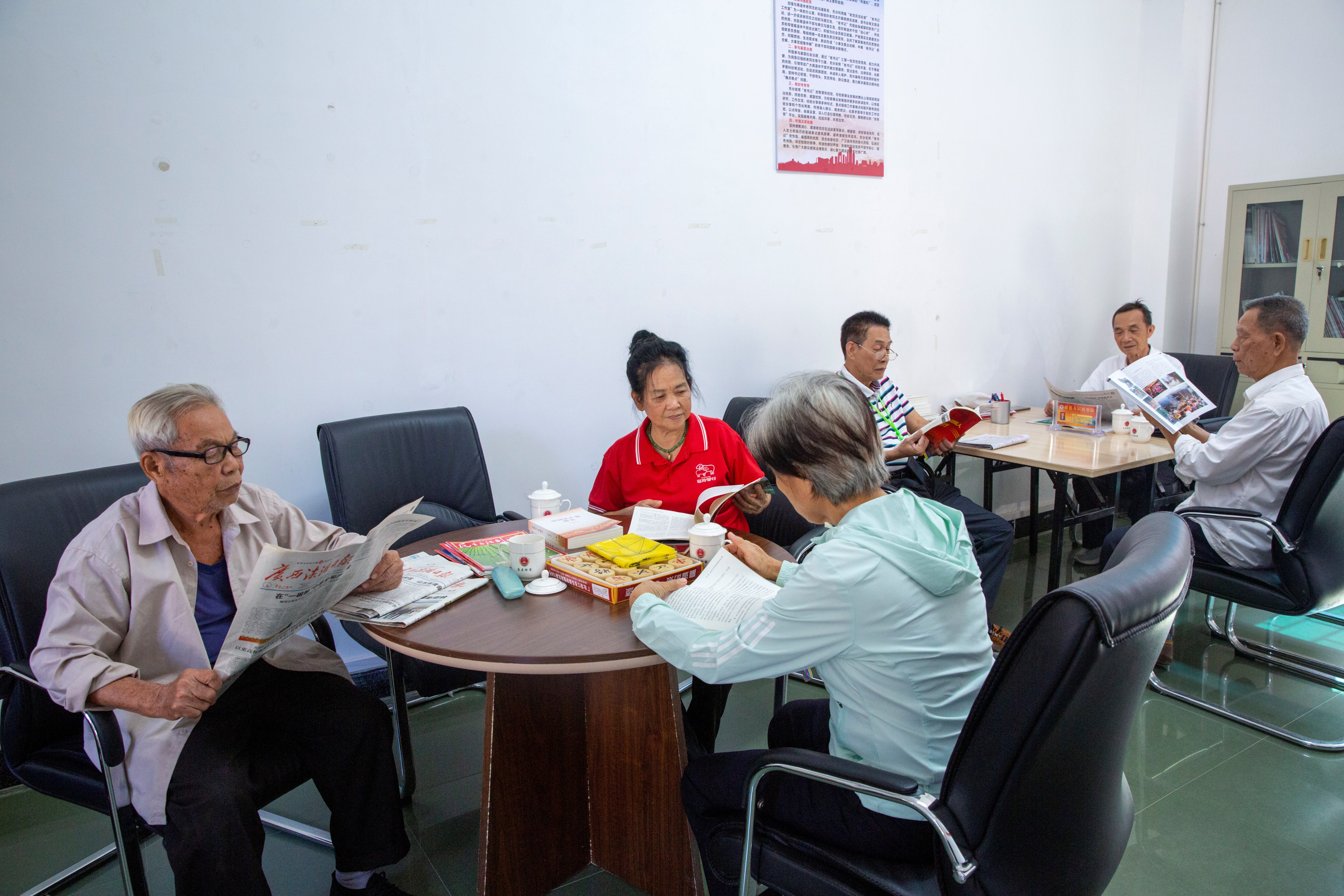 离退休党员开展读书会活动.jpg