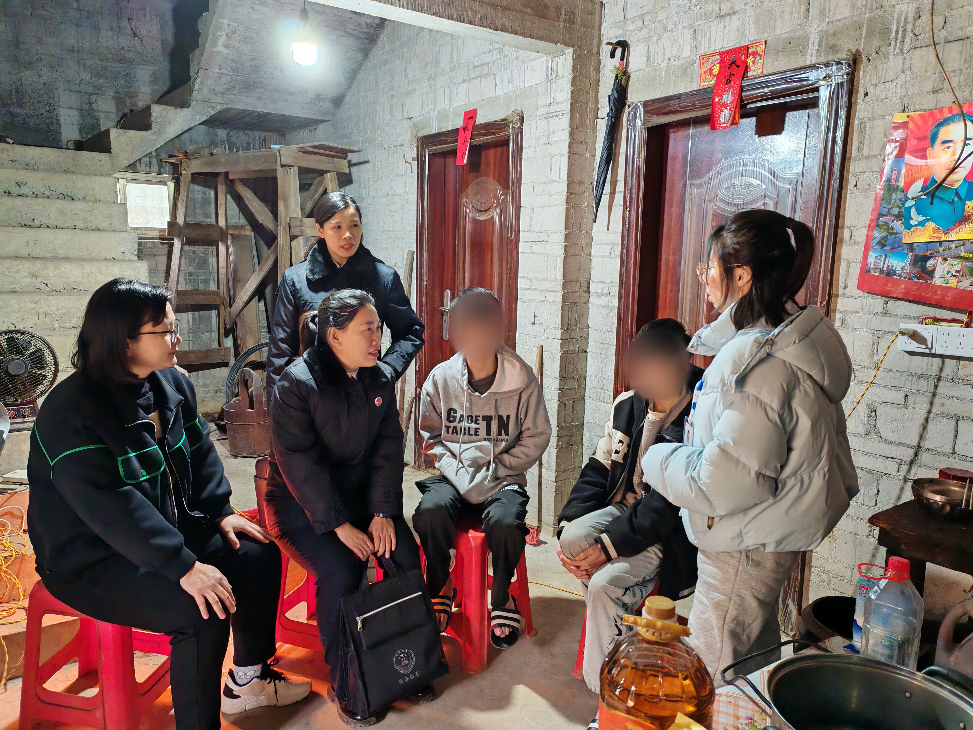 检察干警对去年附条件不起诉期满后不起诉的对象小爱进行回访帮教.jpg