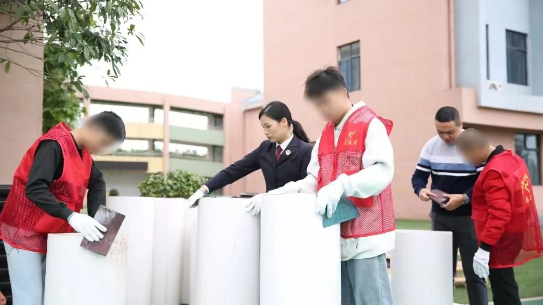 检察干警带领罪错未成年人进行帮教活动.jpg