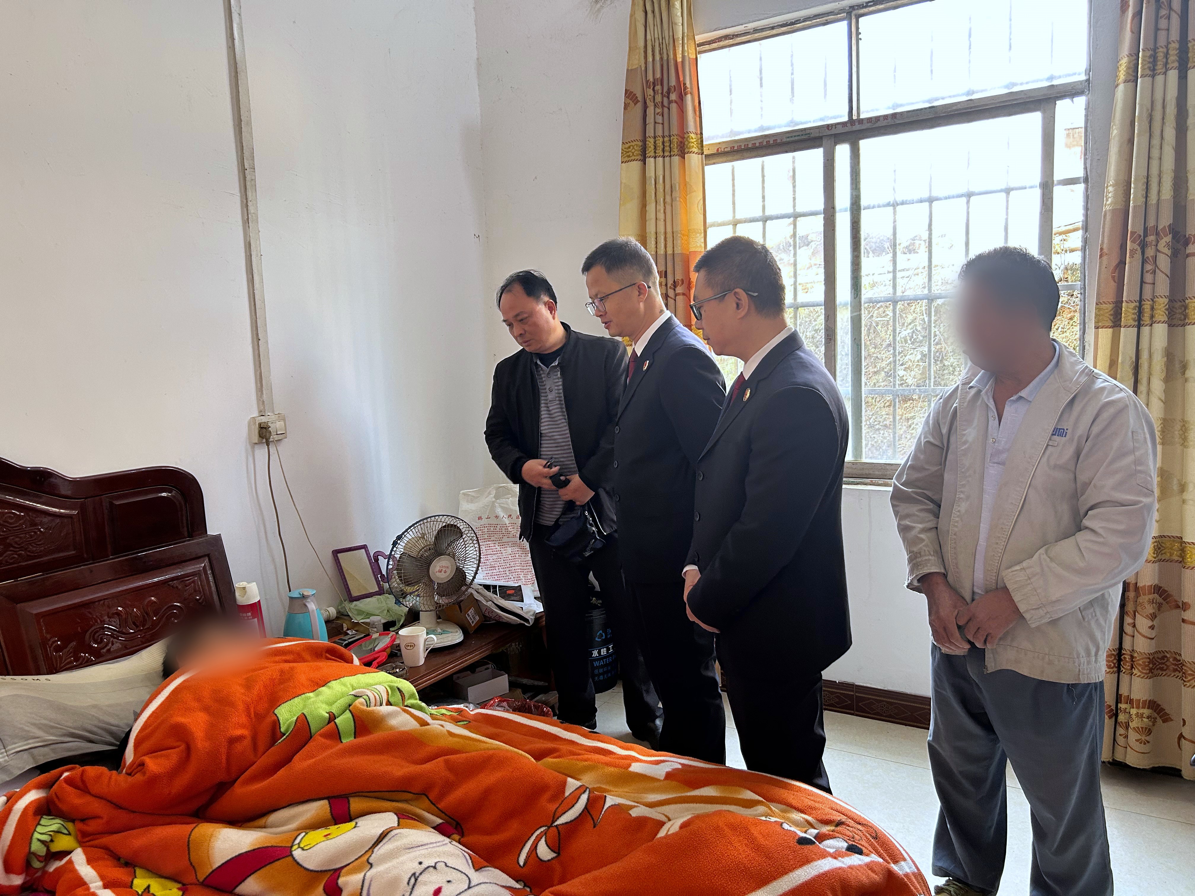检察干警进行回访慰问.jpg