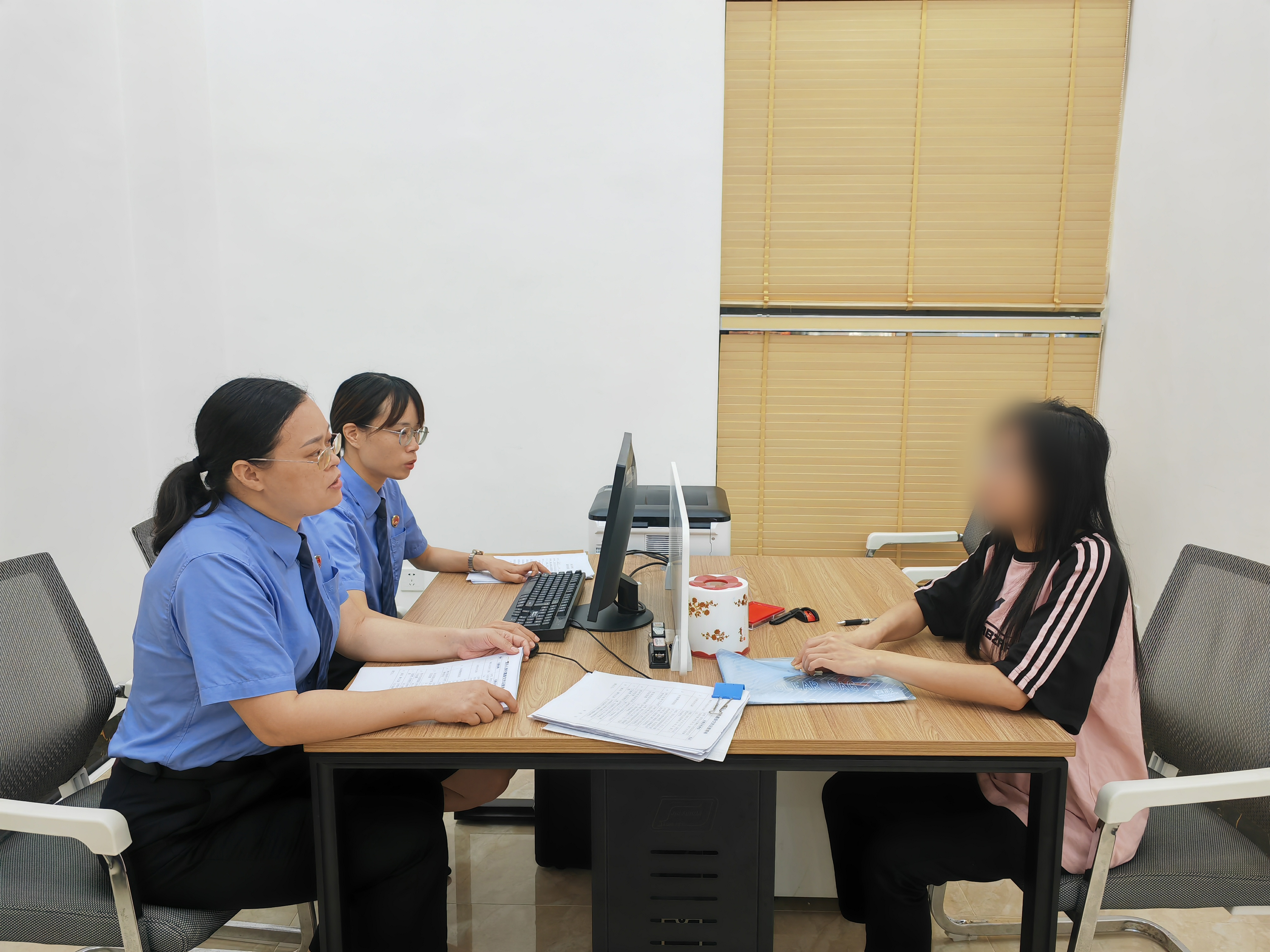 检察干警接访申诉群众.jpg