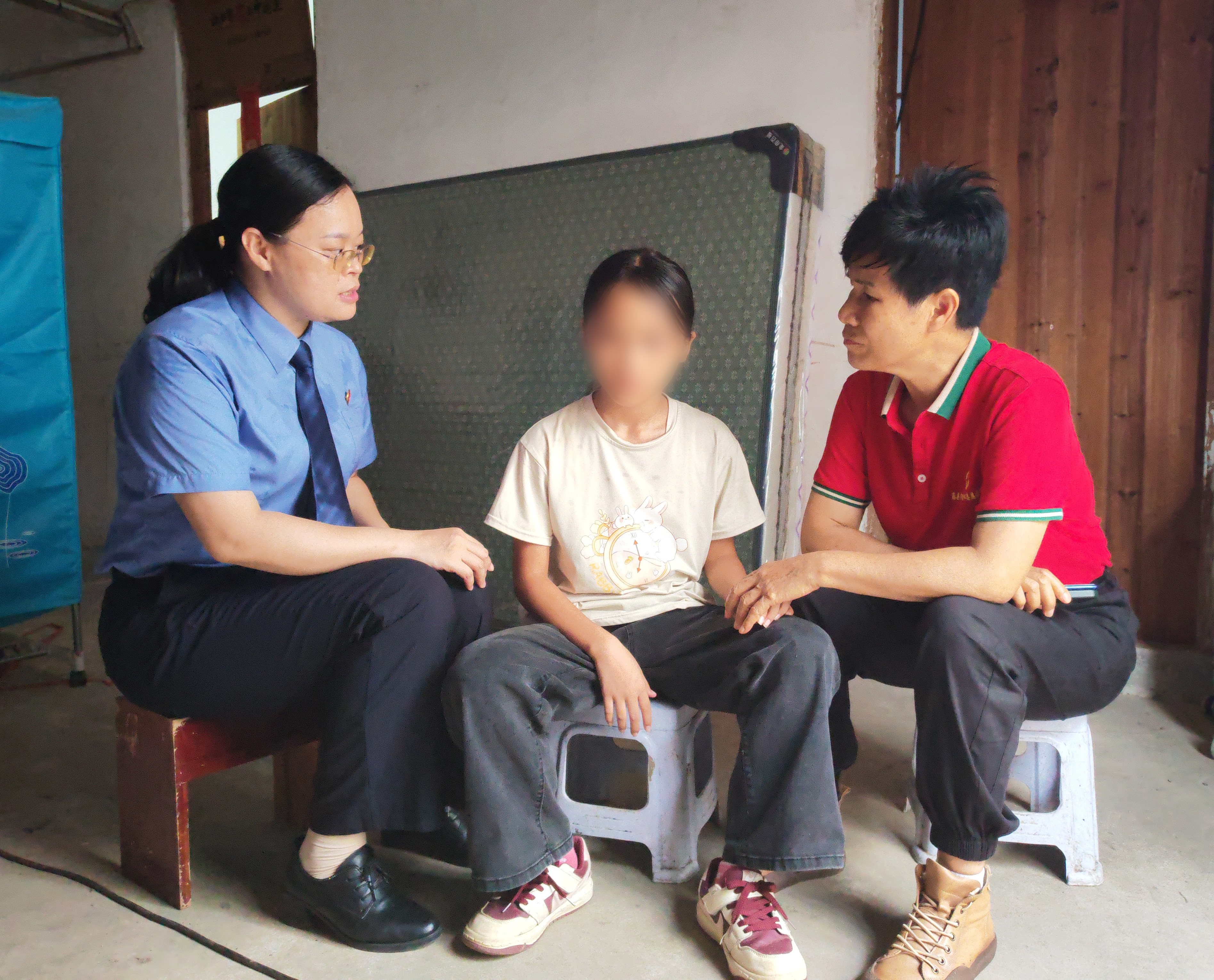 黄洁华委员和志愿者与被救助人交谈.jpg