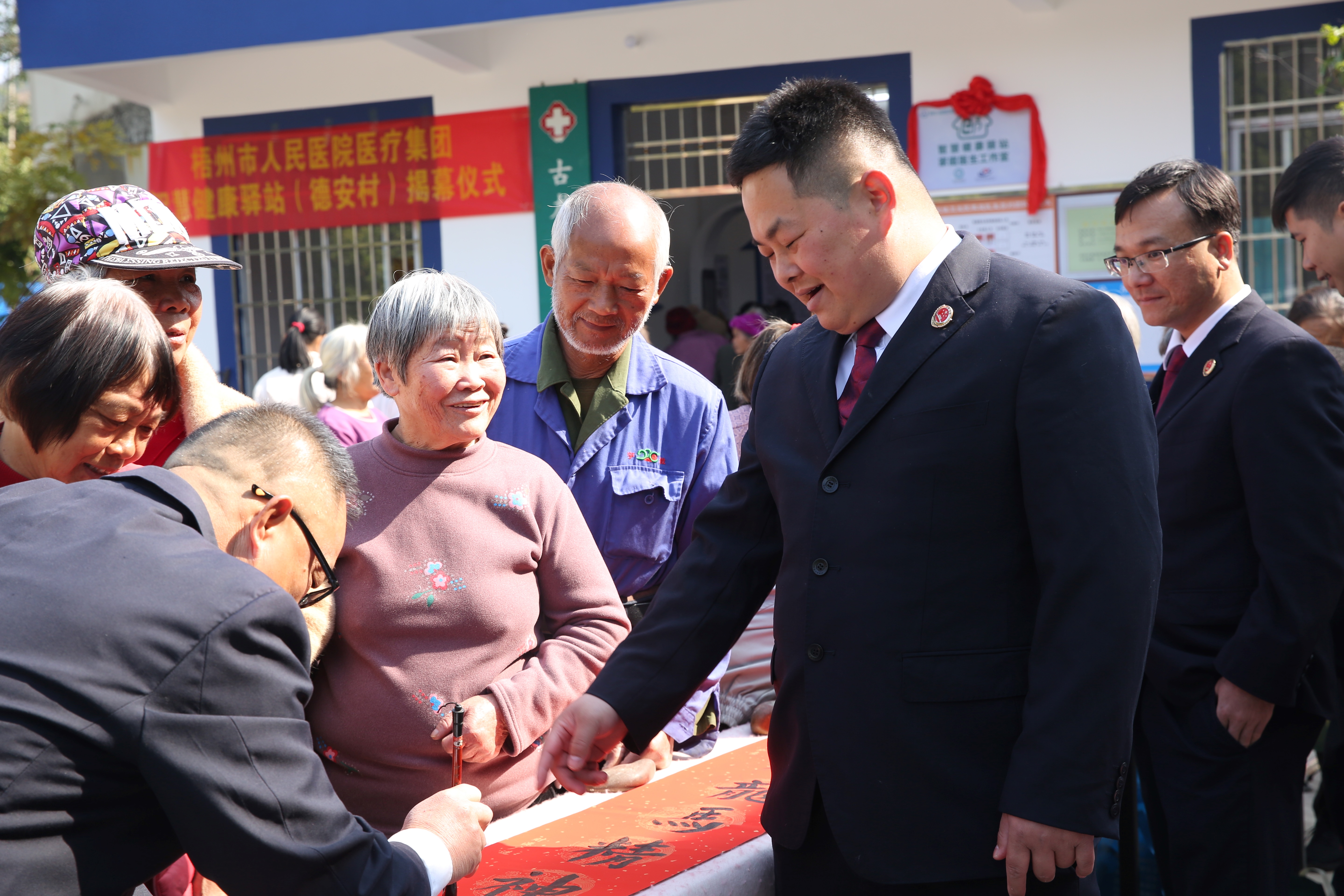 检察干警与书法老师现场为村民送上春联.JPG