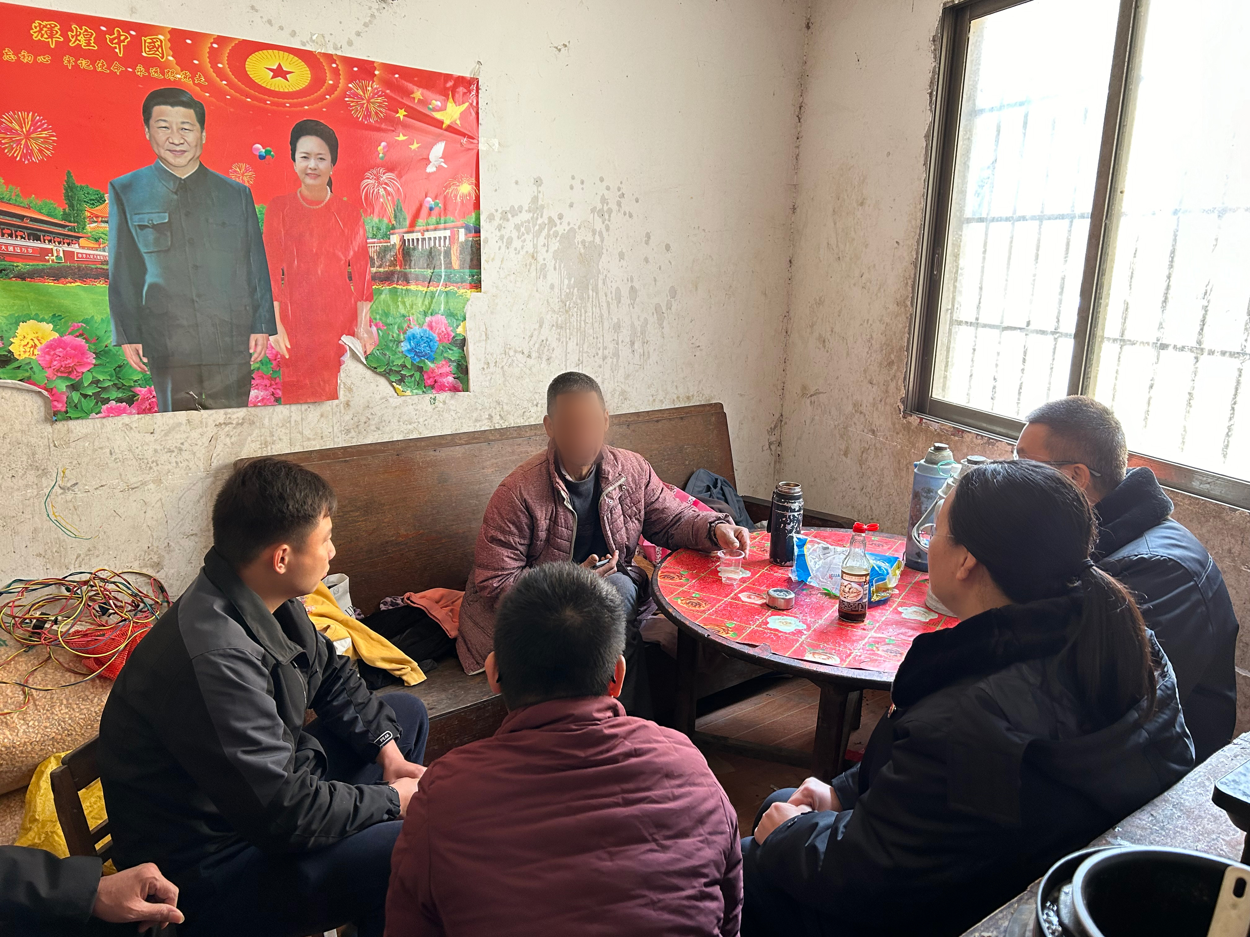 检察官与乡政府工作人员一起向当事人释法说理.jpg