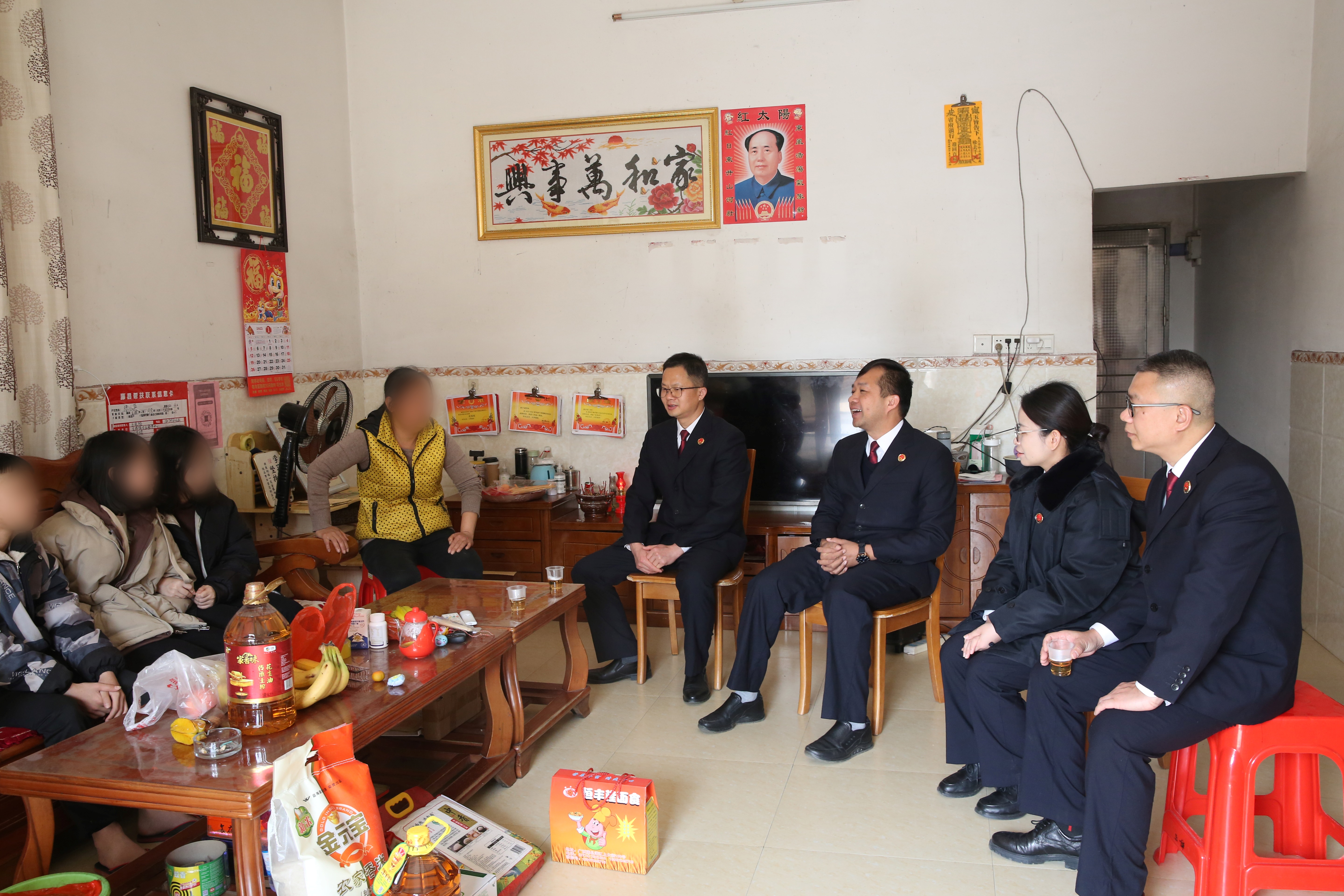 检察官与司法救助对象交谈1.jpg