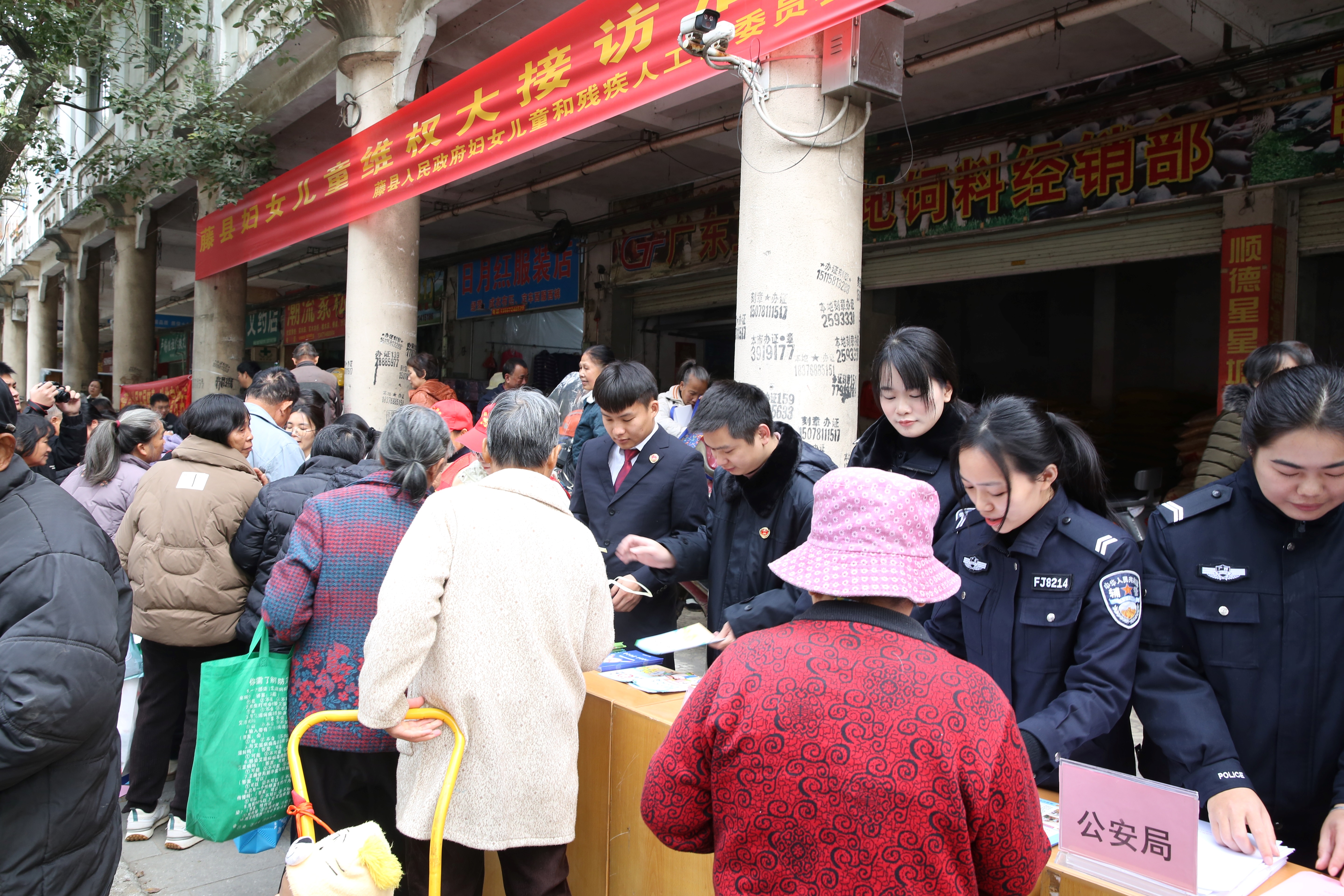 检察干警向群众分发宣传资料 (2).JPG