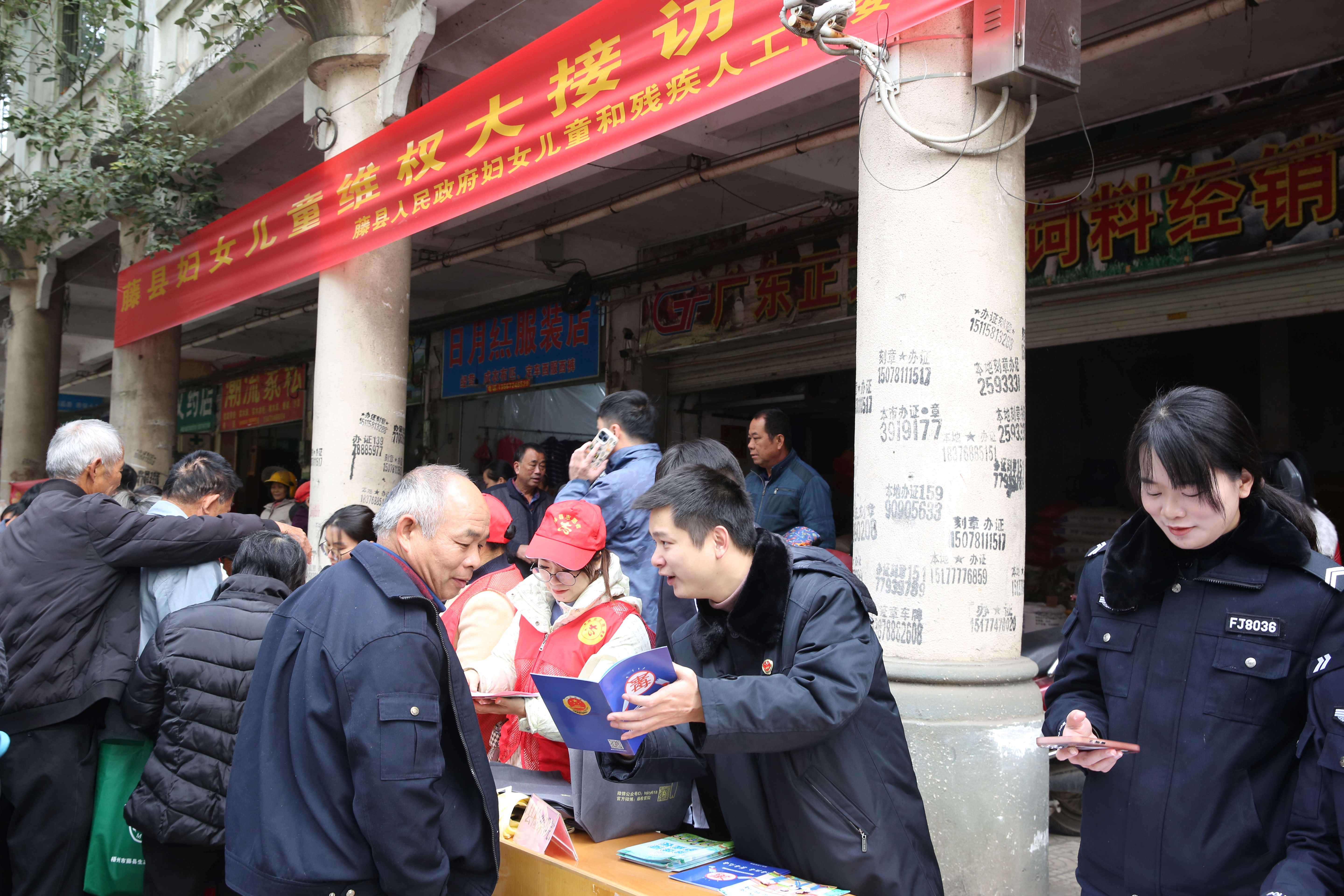 检察干警向群众宣传禁毒知识.JPG
