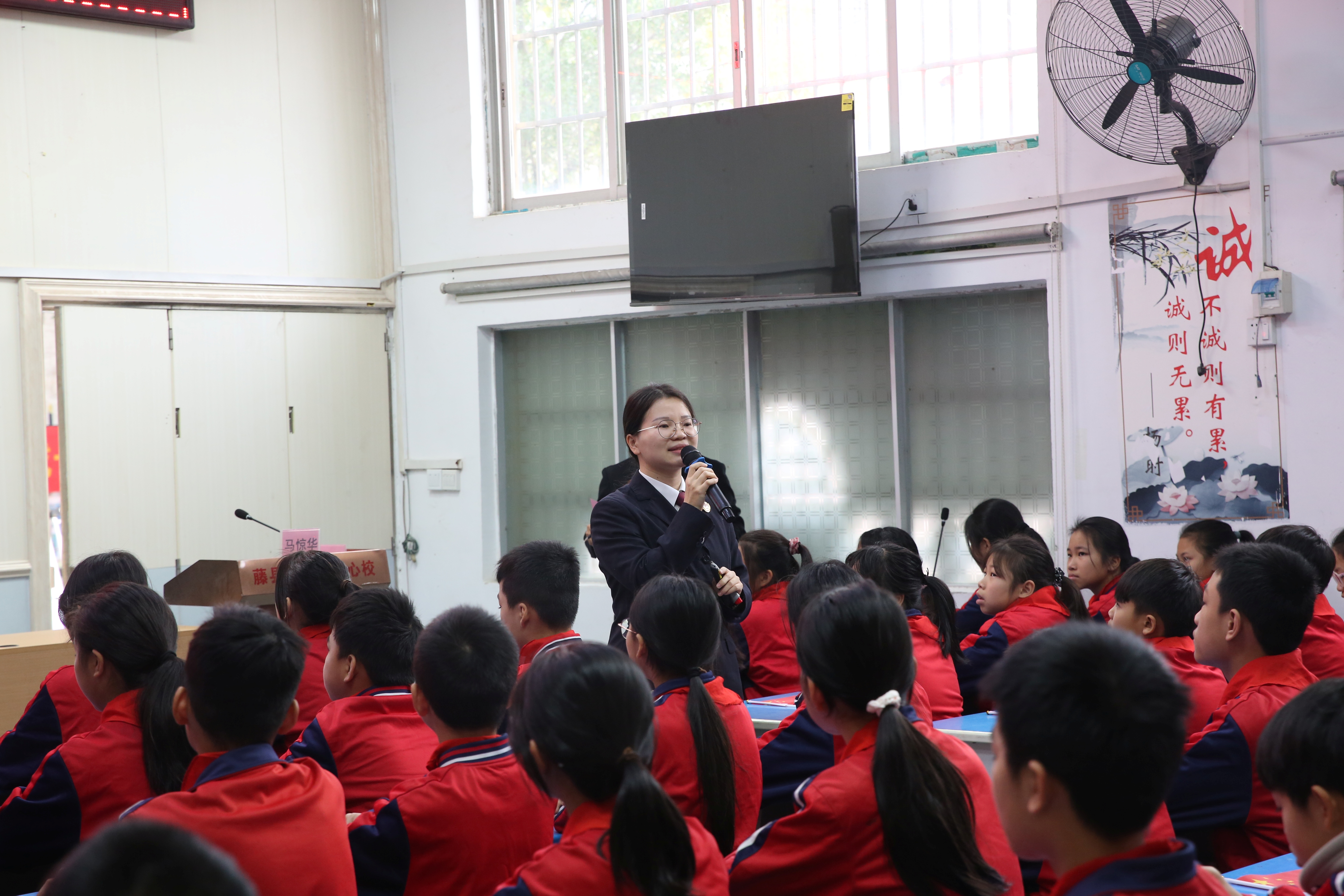 检察官给同学们讲授“开学第一课”法治课 (2).JPG
