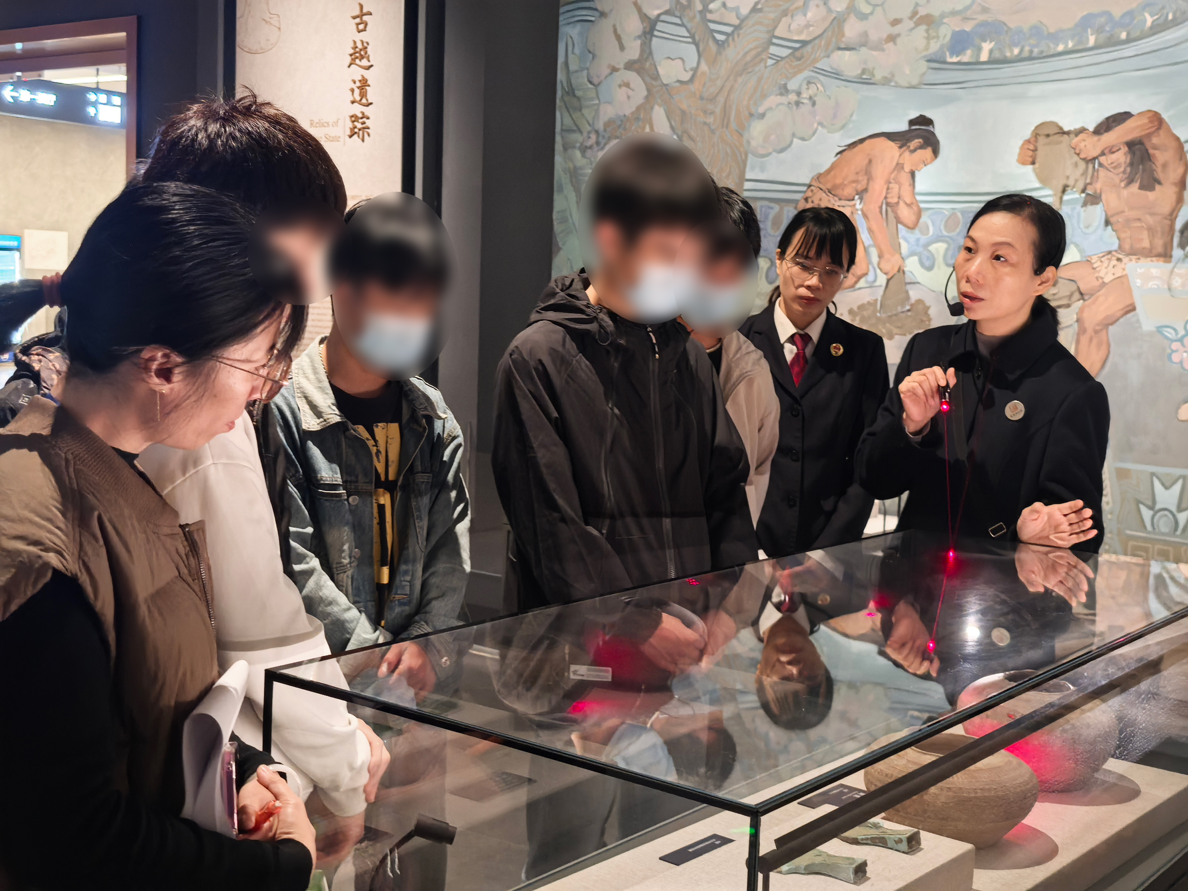 博物馆讲解员给帮教对象讲解“南国新陶都专题展”中珍贵的陶瓷文物.jpg