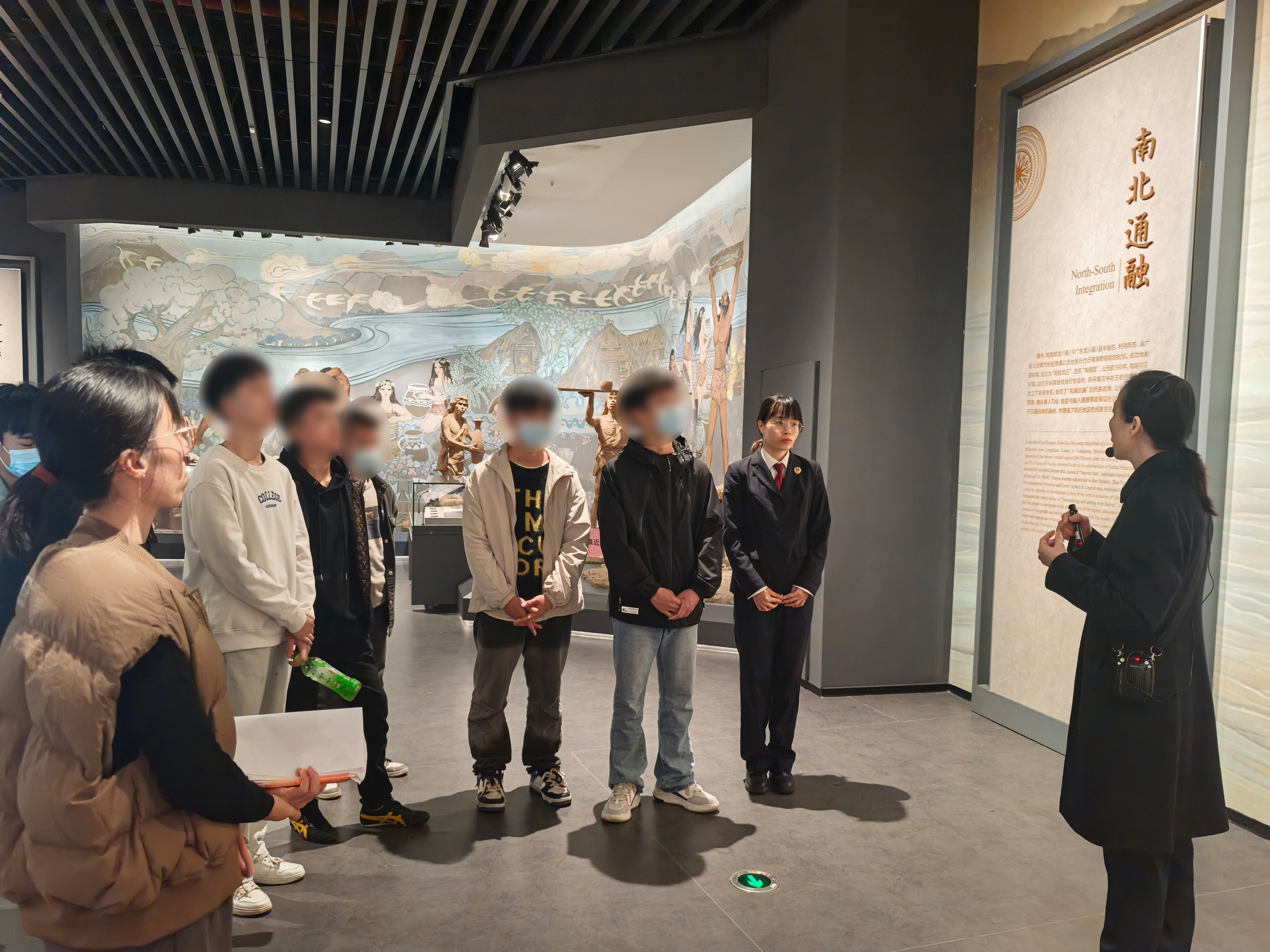 博物馆讲解员给帮教对象讲解“南国新陶都专题展” (2).jpg