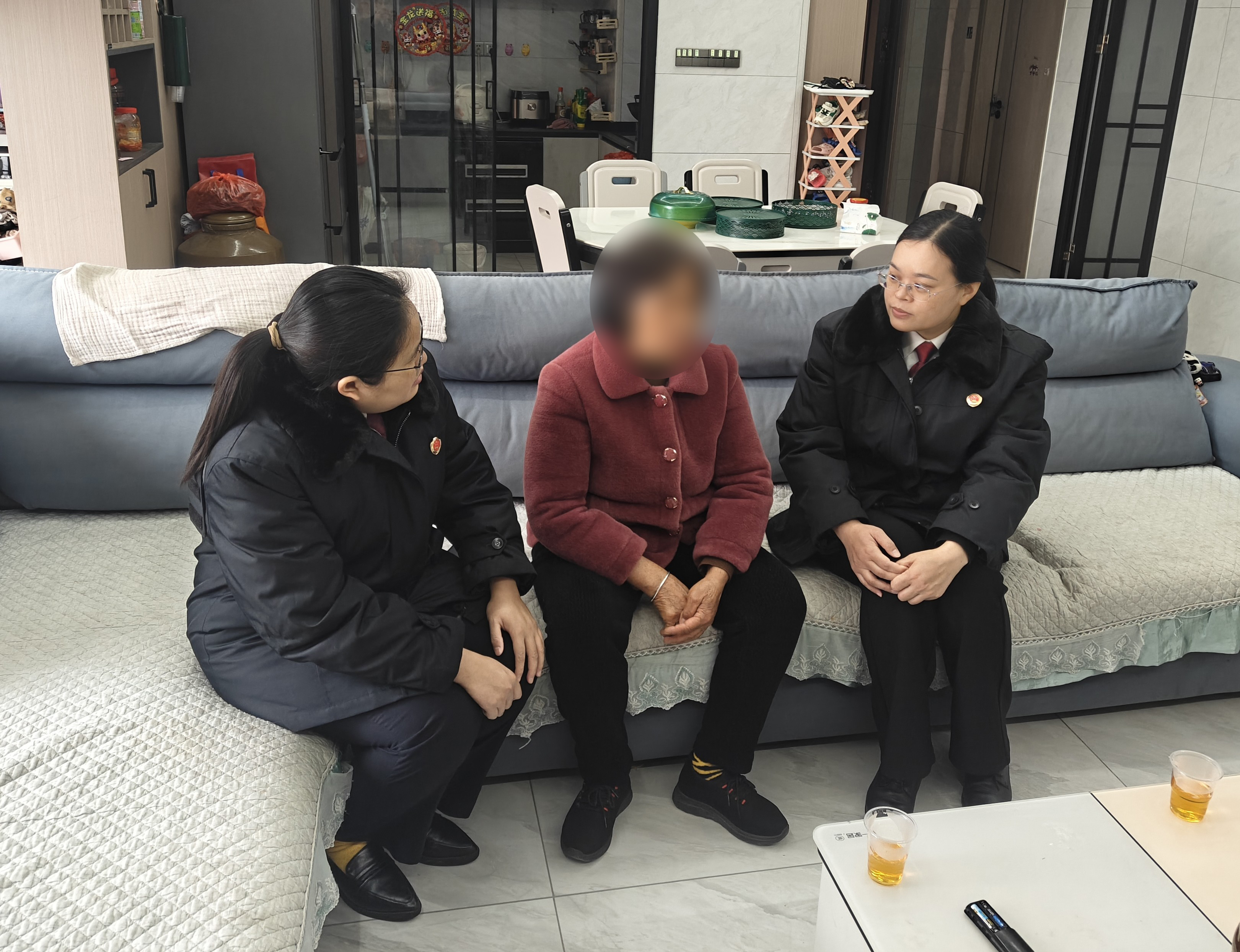 检察干警与见义勇为牺牲者家属亲切交谈.jpg