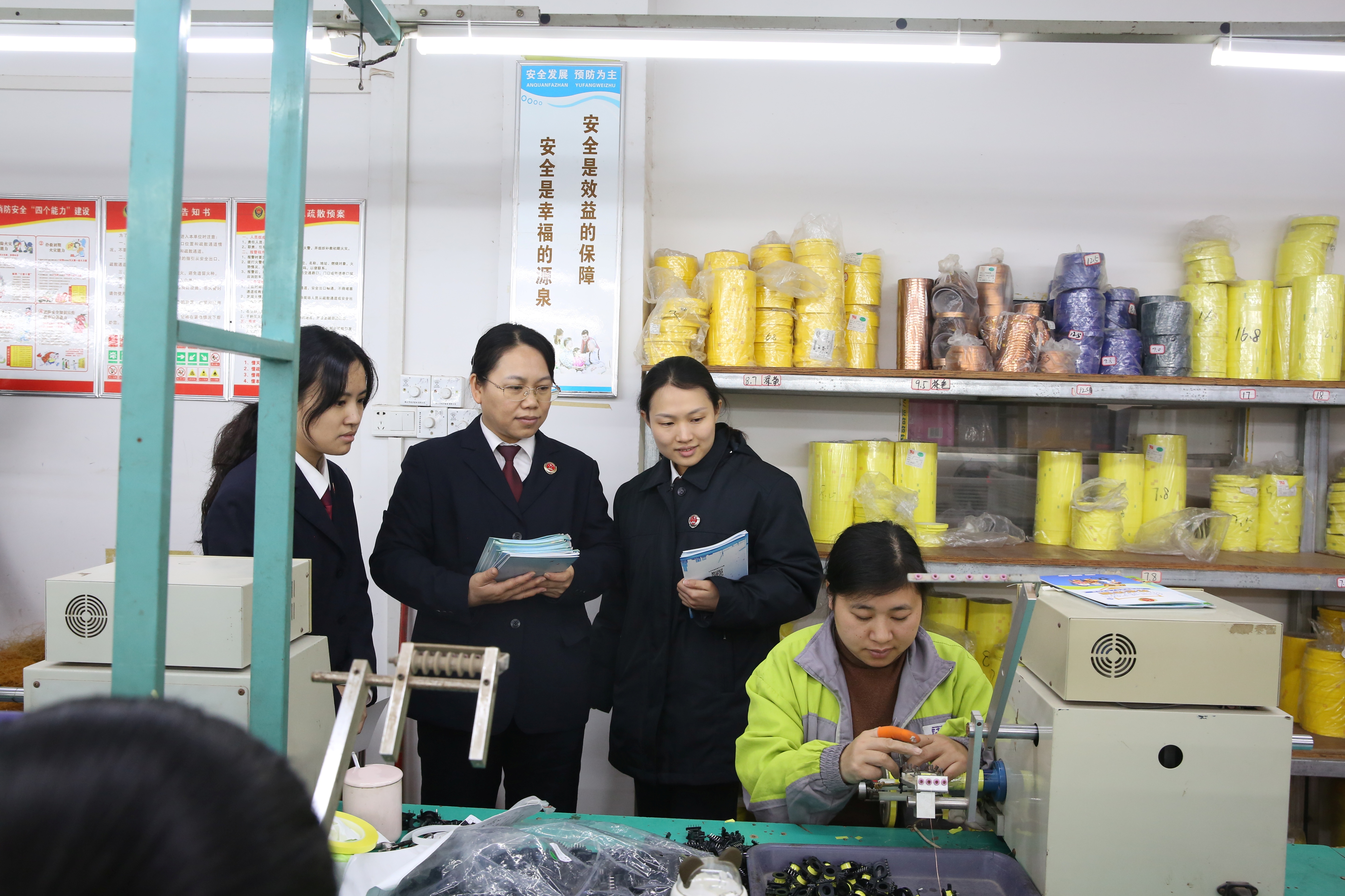 检察干警走进企业为女职工开展普法宣传.JPG